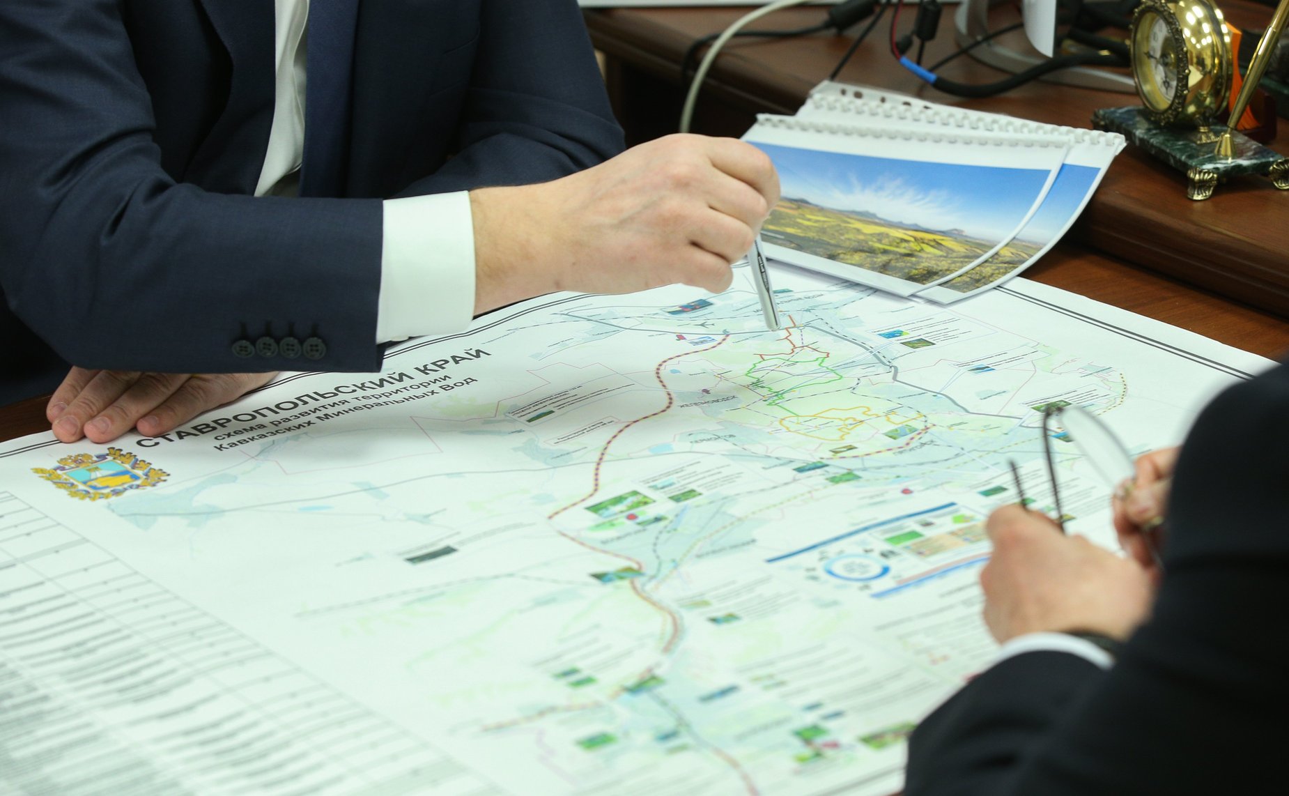 Рабочая встреча председателя Комитета СФ по бюджету и финансовым рынкам Анатолия Артамонова с губернатором Ставропольского края Владимиром Владимировым