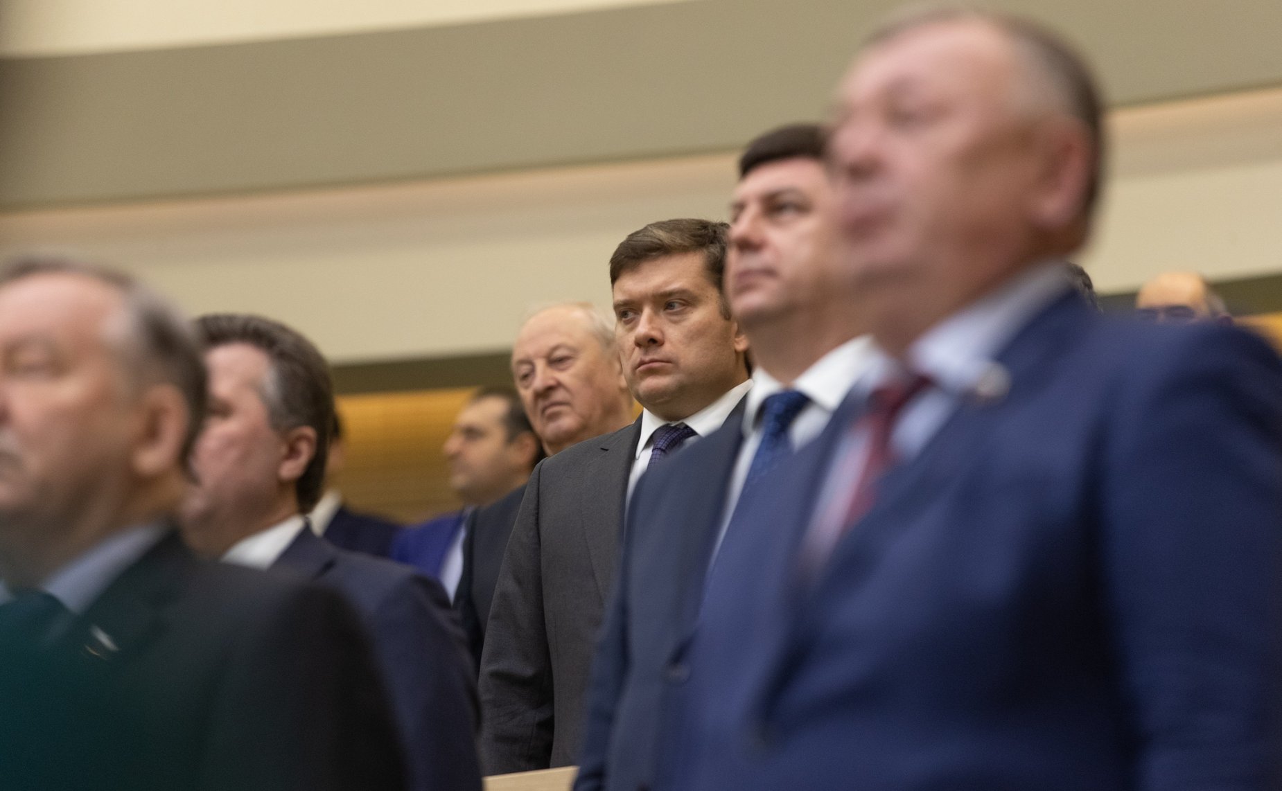 Сенаторы исполняют гимн России перед началом 447-го заседания Совета Федерации