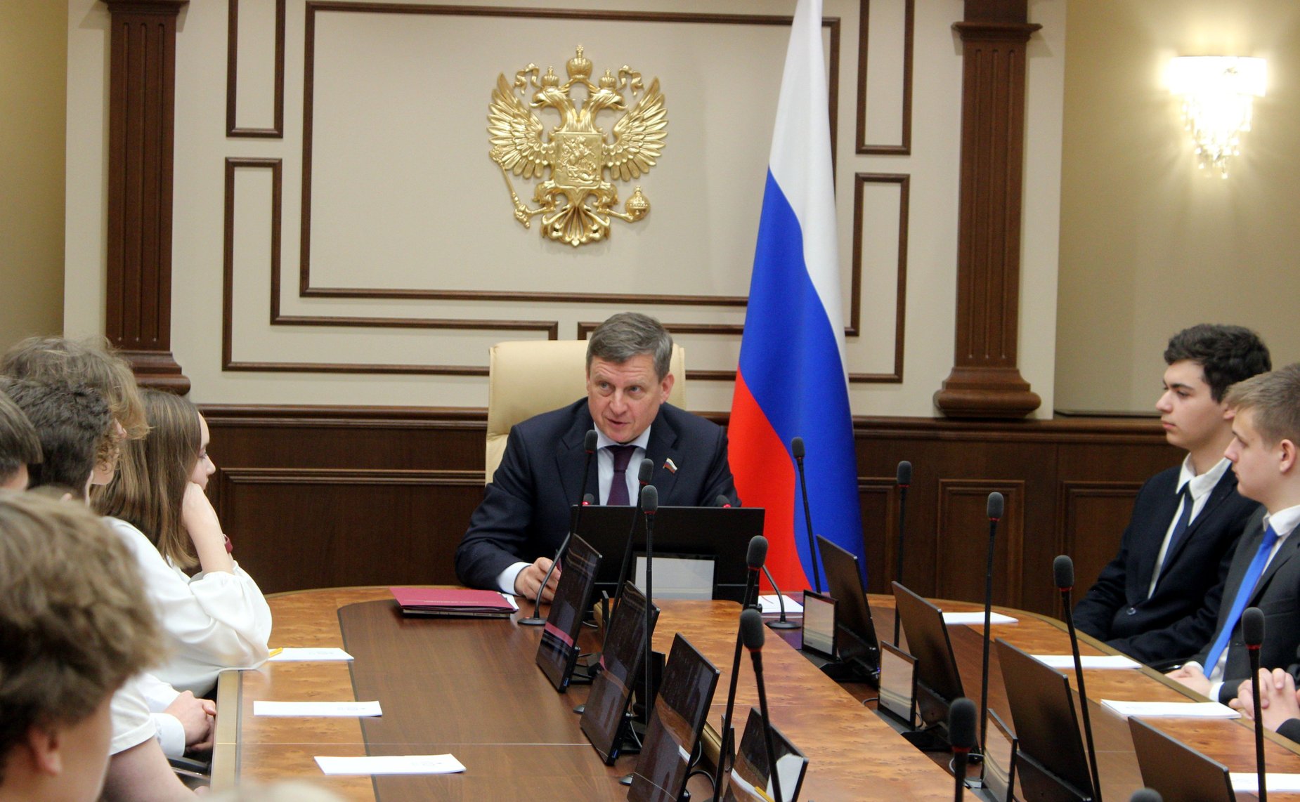 В Совете Федерации юные физики и математики встретились с сенатором Андреем Епишиным