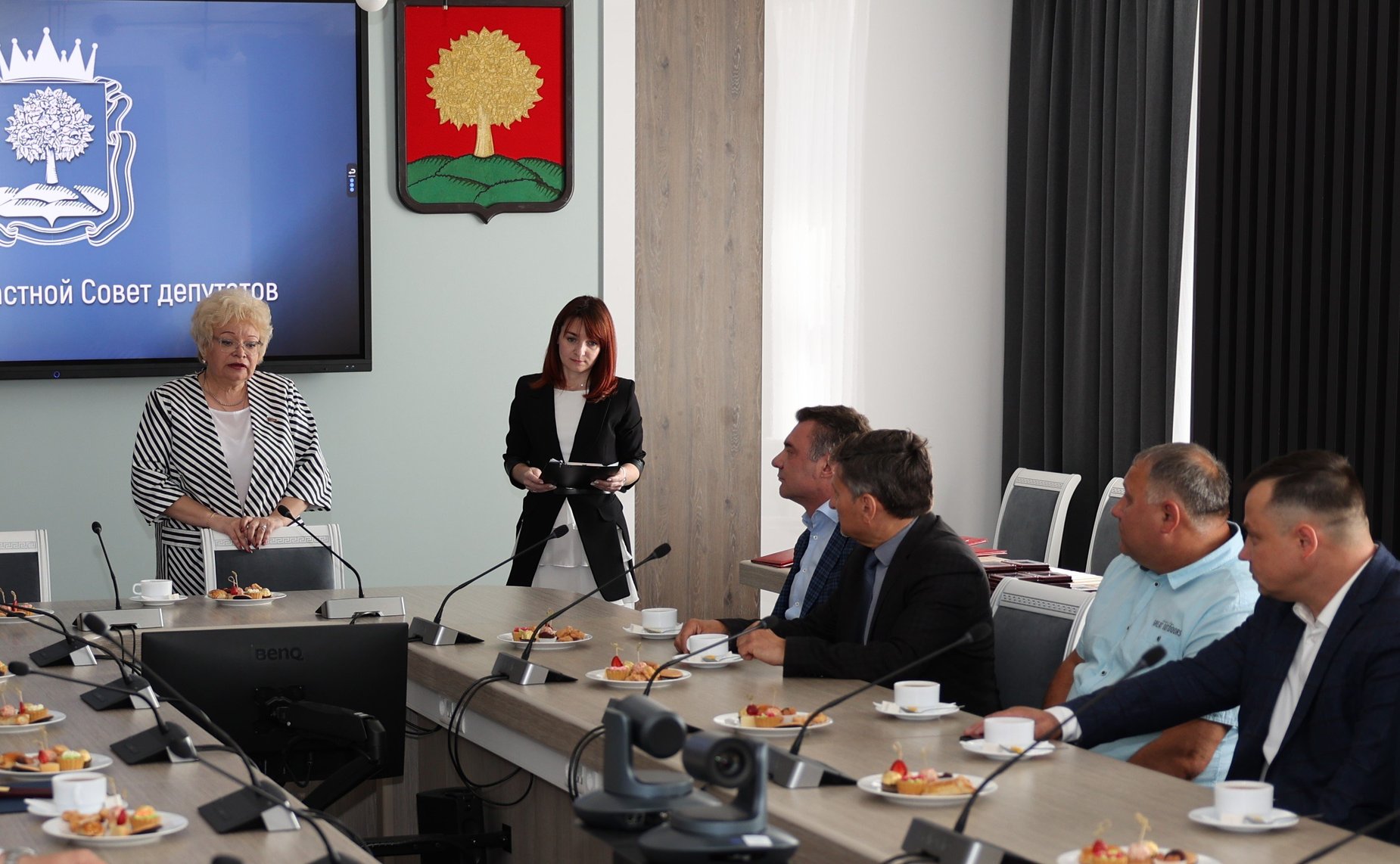 Оксана Хлякина вручила благодарственные письма волонтерам, оказывающим помощь участникам СВО