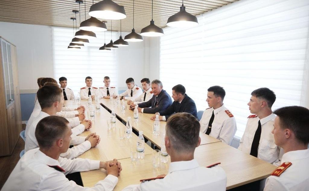 Заместитель Председателя Совета Федерации РФ, Герой России Юрий Воробьев провел встречу с выпускниками образовательного центра-кадетской школы «Корабелы Прионежья»