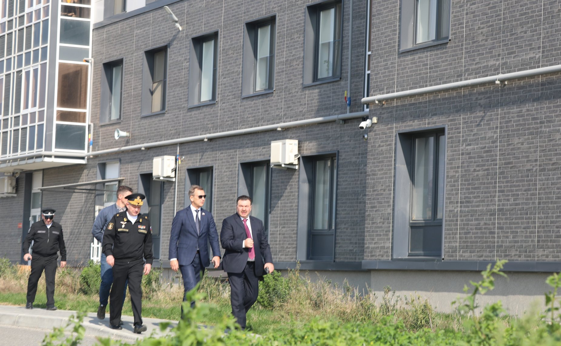 Сенаторы Российской Федерации посетили базу Каспийской флотилии и провели осмотр построенных для военнослужащих многоквартирных домов