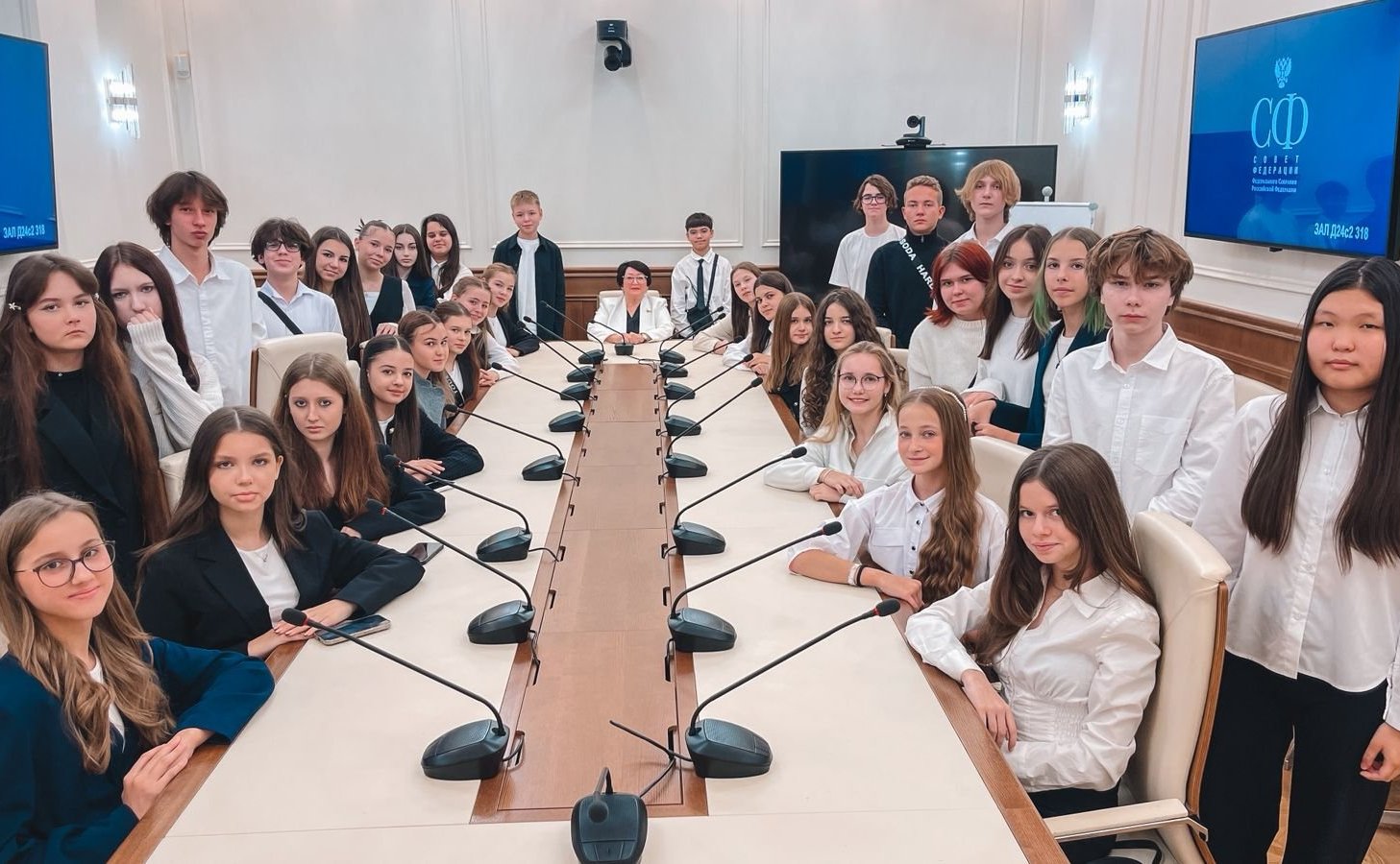 Людмила Талабаева встретилась в Совете Федерации со школьниками из региона