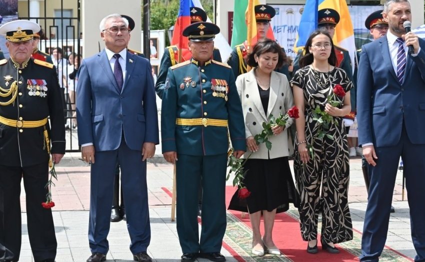 Баир Жамсуев принял участие в торжественном открытии бюста старшему лейтенанту, офицеру спецназа ГРУ, уроженцу села Цаган-Челутай Могойтуйского района Эдуарду Норполову