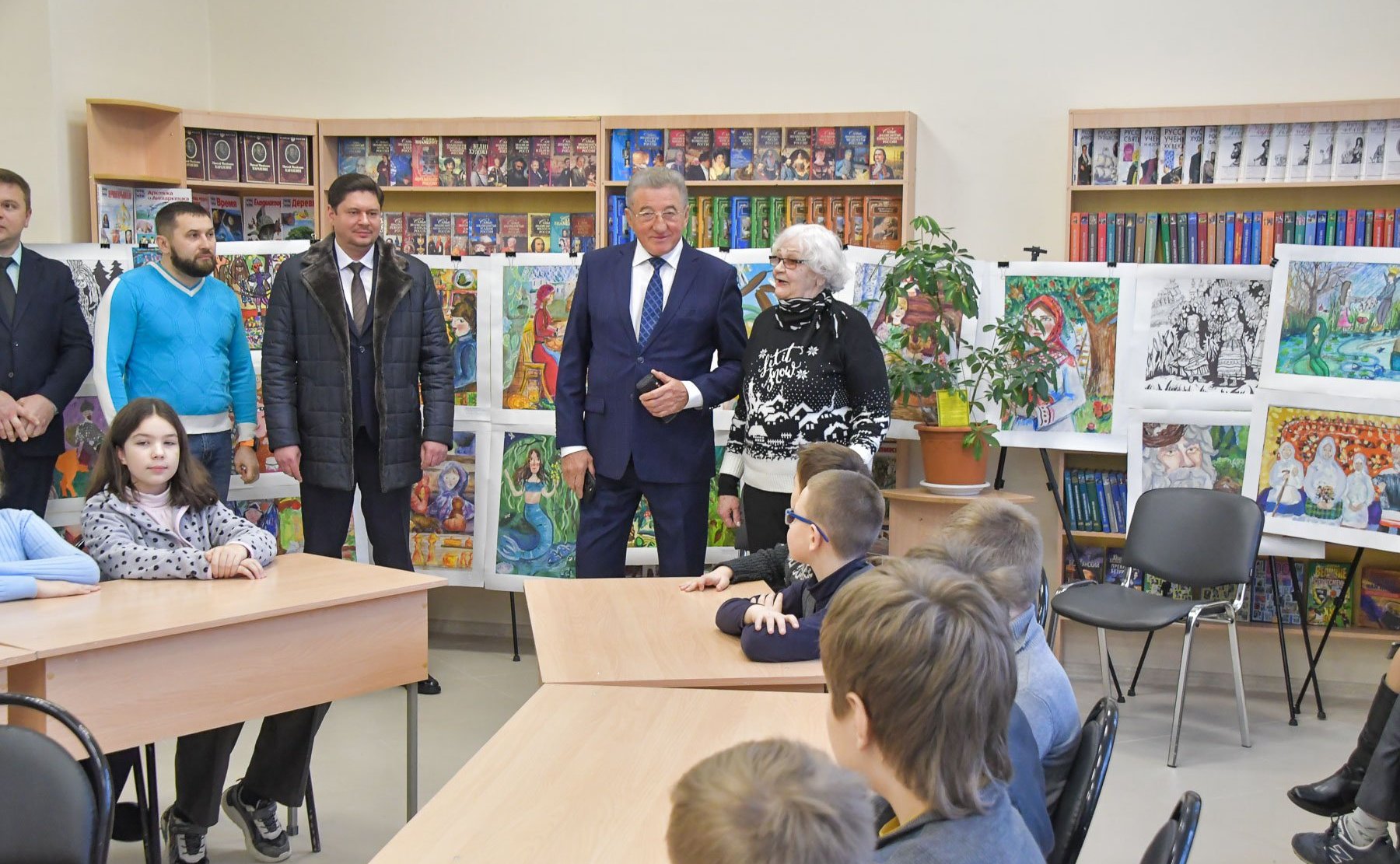 Сергей Лукин посетил городскую детскую библиотеку имени С.Я. Маршака