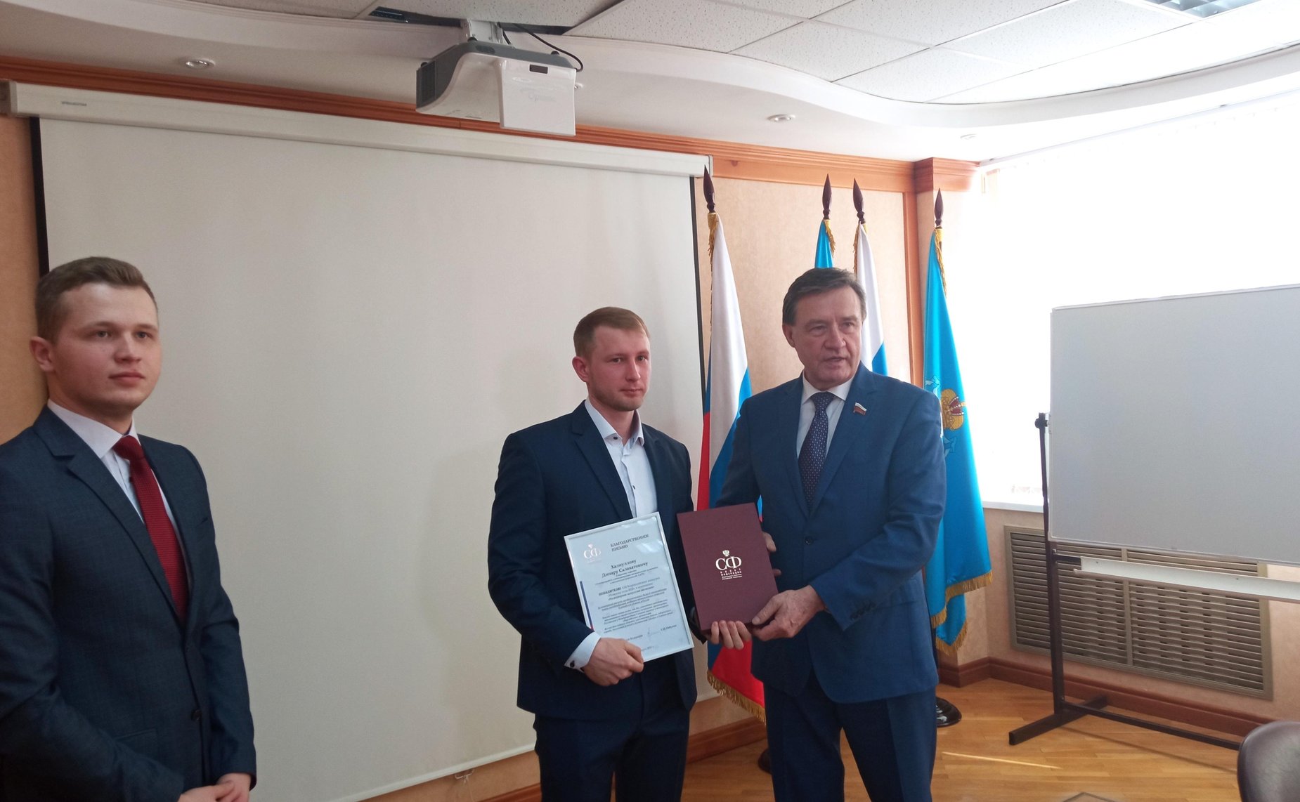 Сергей Рябухин вручил благодарственные письма молодым учёным за инженерный талант, профессионализм и вклад в отечественную науку