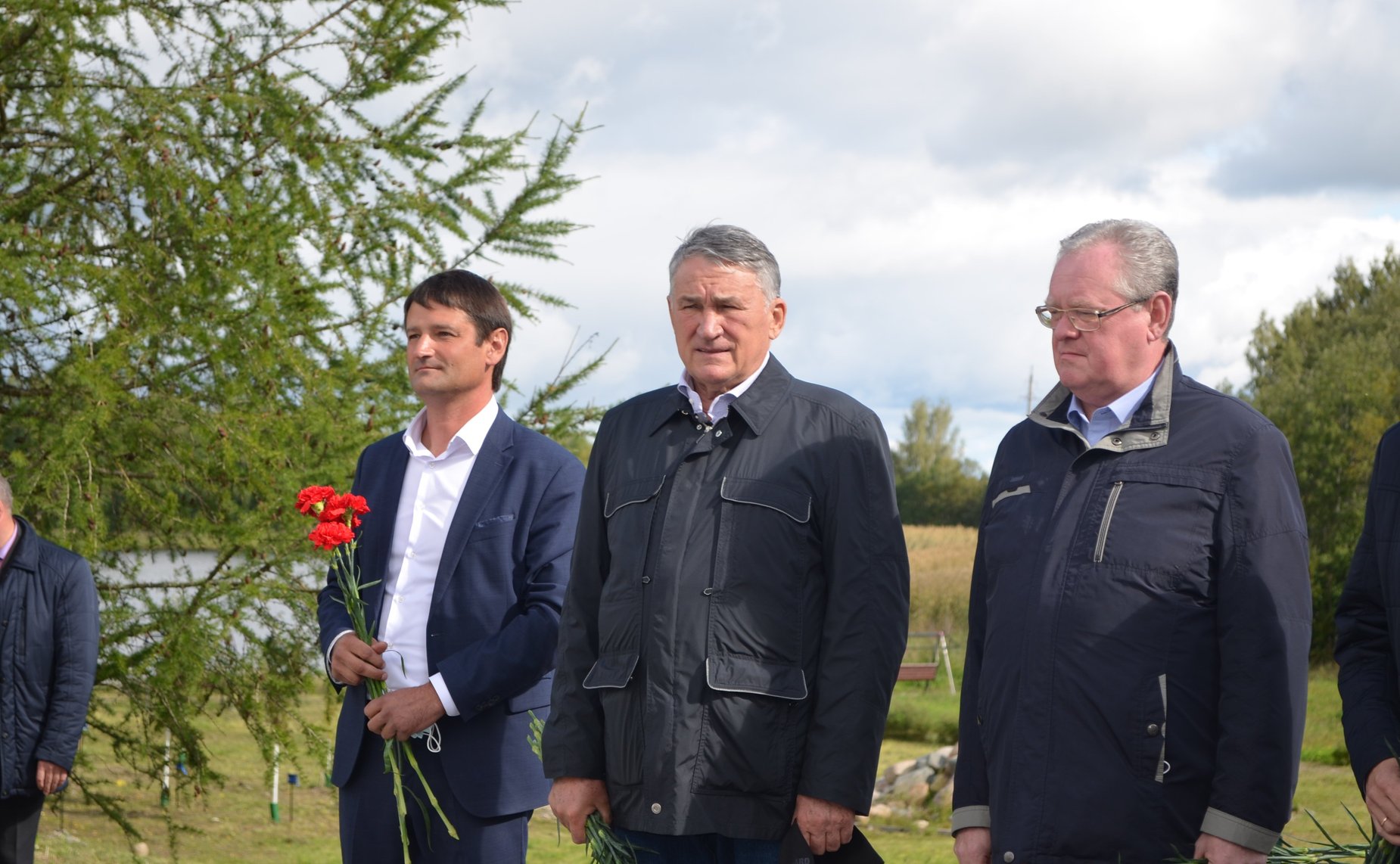 Участники мероприятия возложили цветы к памятнику неизвестному солдату в селе Ферапонтово
