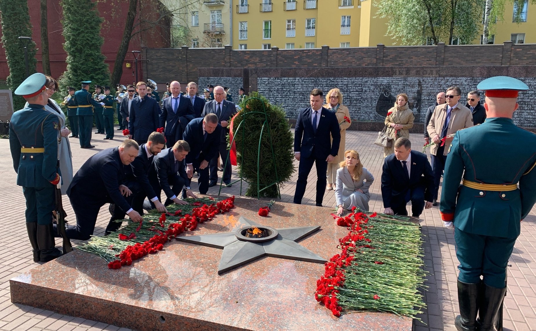 В рамках поездки в Смоленск делегации парламентариев России и Беларуси возложили цветы к Вечному огню в сквере Памяти Героев, а также посетили музей «Смоленщина в годы Великой Отечественной войны 1941 – 1945 годы»