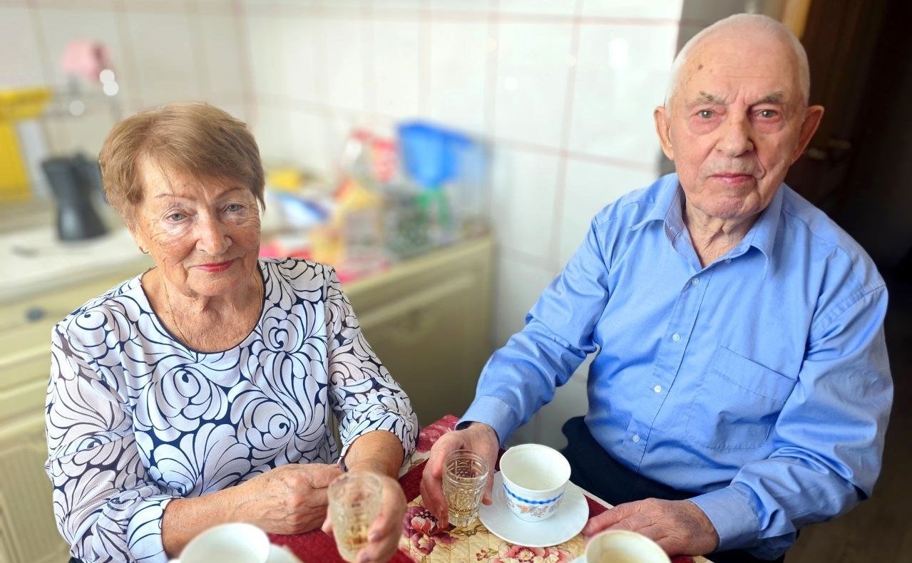 Семья Хапочкиных и Денис Раздобреев поздравили с наступающим Новым годом Василия Николаевича и Нину Федоровну Андреевых