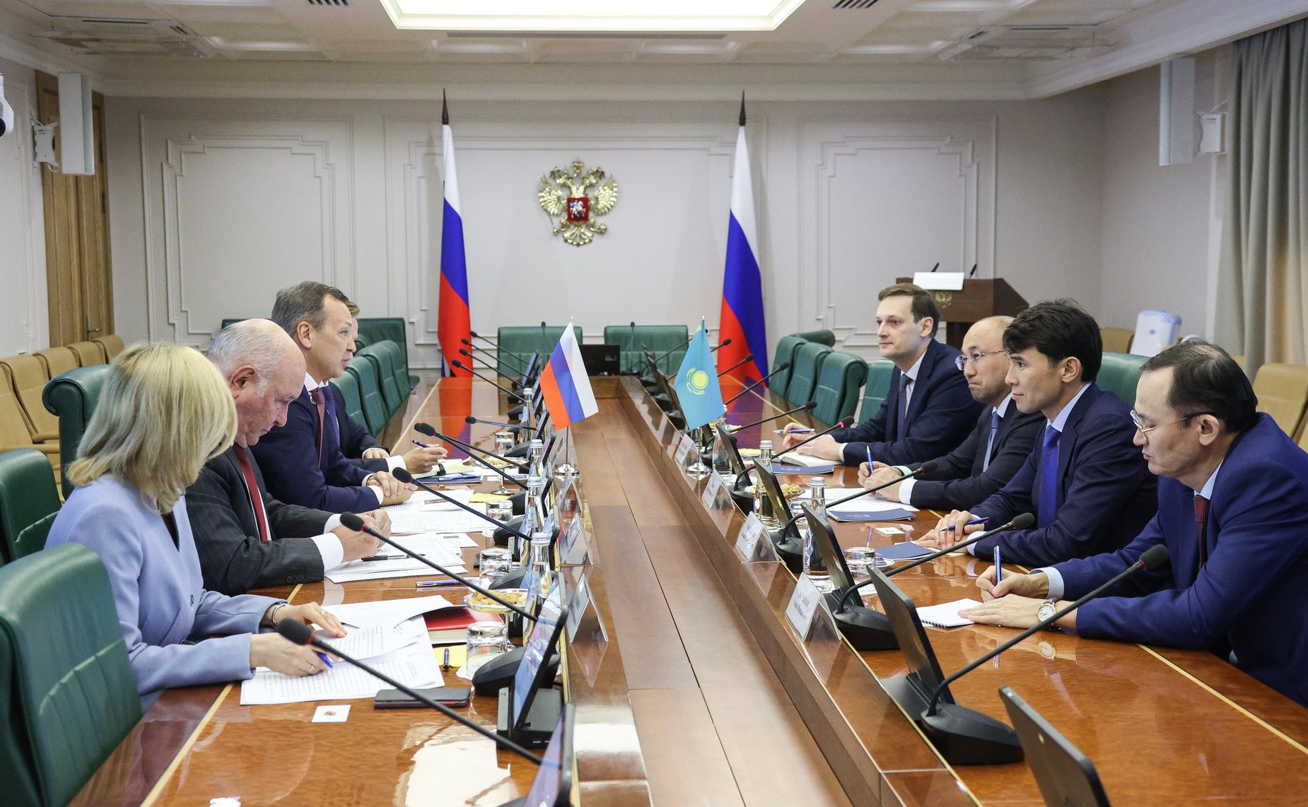 Встреча первого заместителя Председателя Совета Федерации Андрея Яцкина с Чрезвычайным и Полномочным Послом Республики Казахстан в РФ