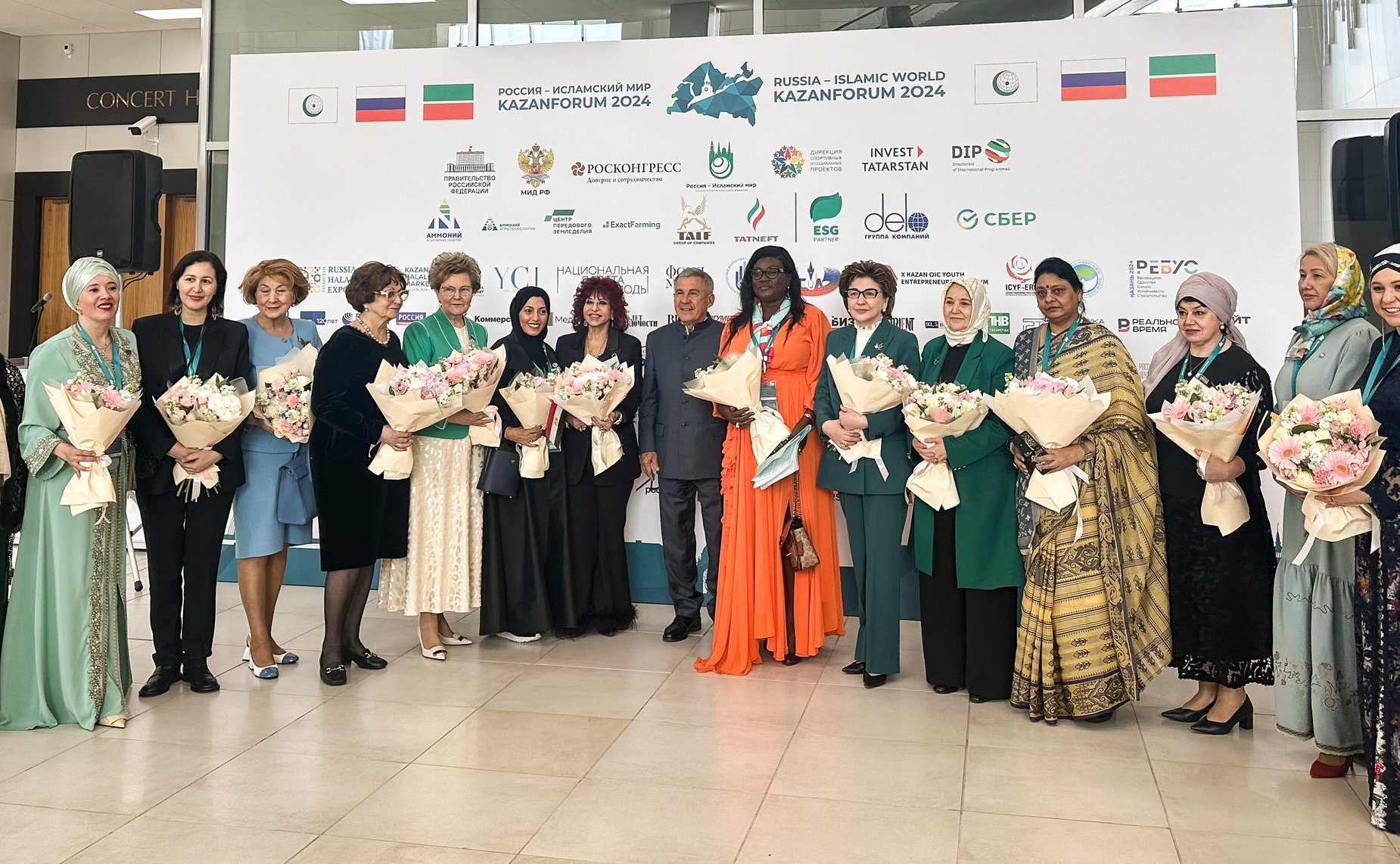 Встреча главы Республики Татарстан Рустама Минниханова с модераторами ключевых сессий трека «Женский взгляд»