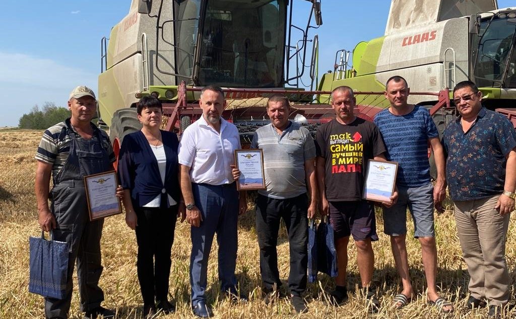 Олег Алексеев в рамках работы в регионе посетил крестьянско-фермерское хозяйство в Энгельсском районе