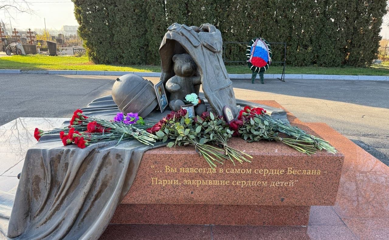 Айрат Гибатдинов вместе с бойцами разведывательно-штурмовой бригады «Ветераны» почтили память жертв трагедии в Беслане и возложили цветы к мемориалу