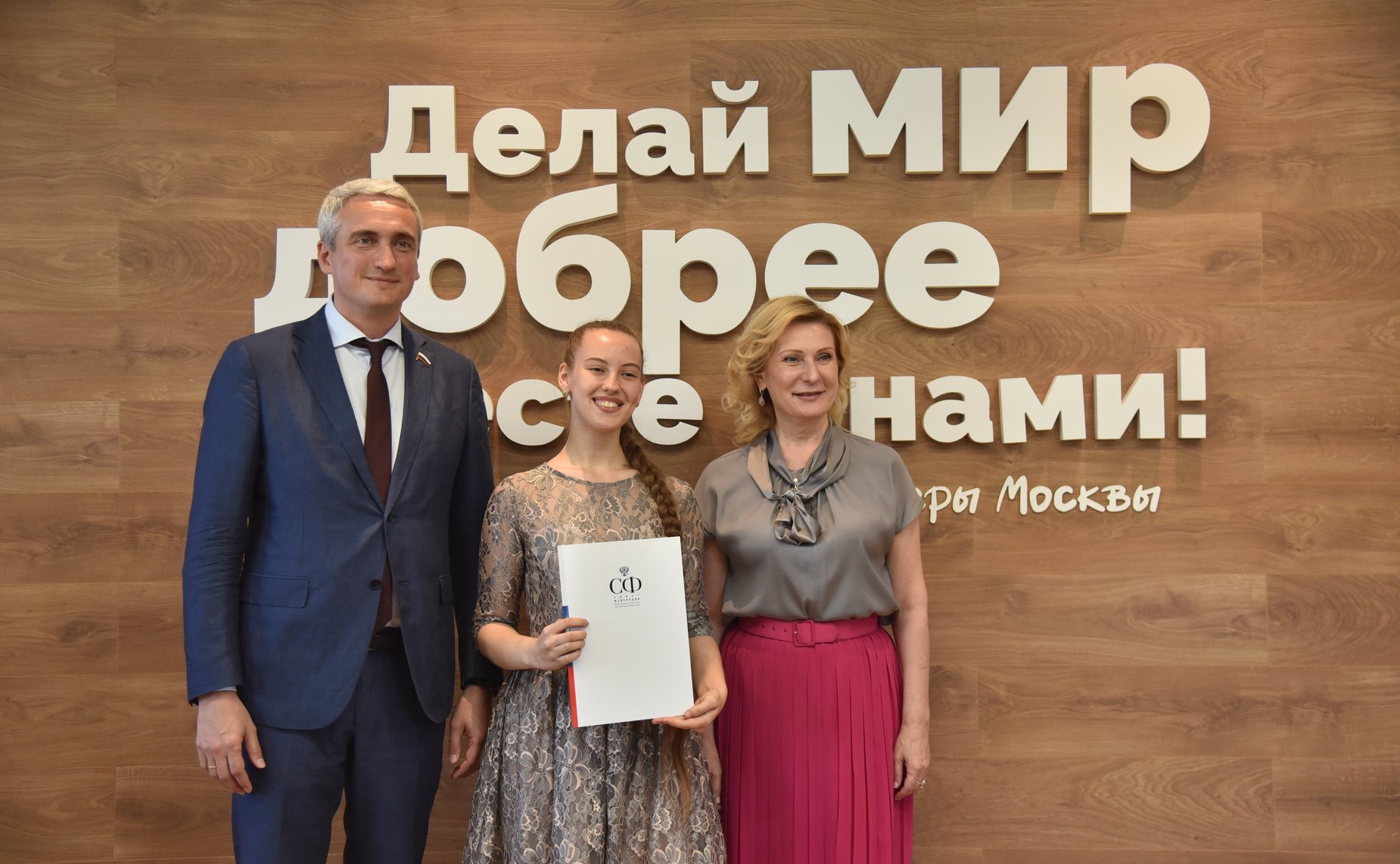 Инна Святенко провела встречу со столичными волонтерами и передала в ресурсный центр «Мосволонтер» более 1000 книг художественной литературы