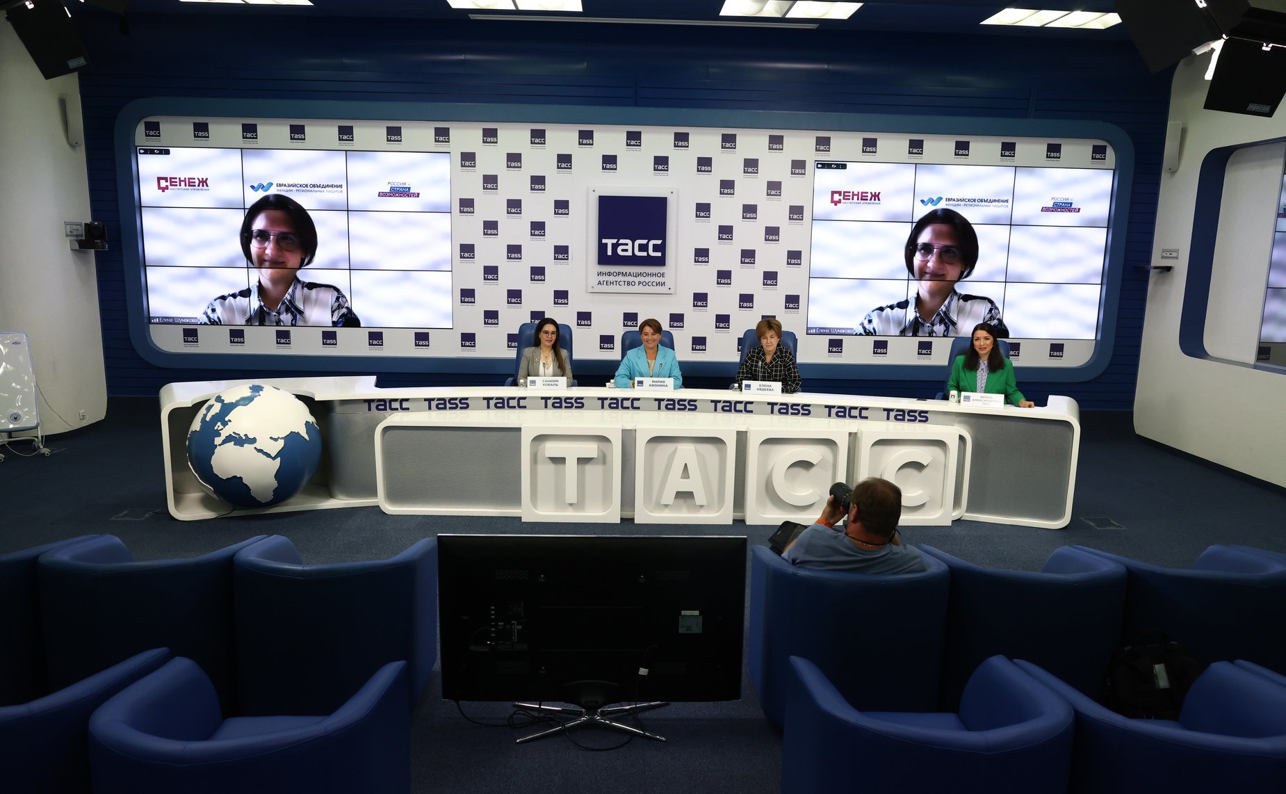 Елена Авдеева приняла участие в пресс-конференции, посвященной старту региональной программы «Женщина-лидер» в Уральском федеральном округе