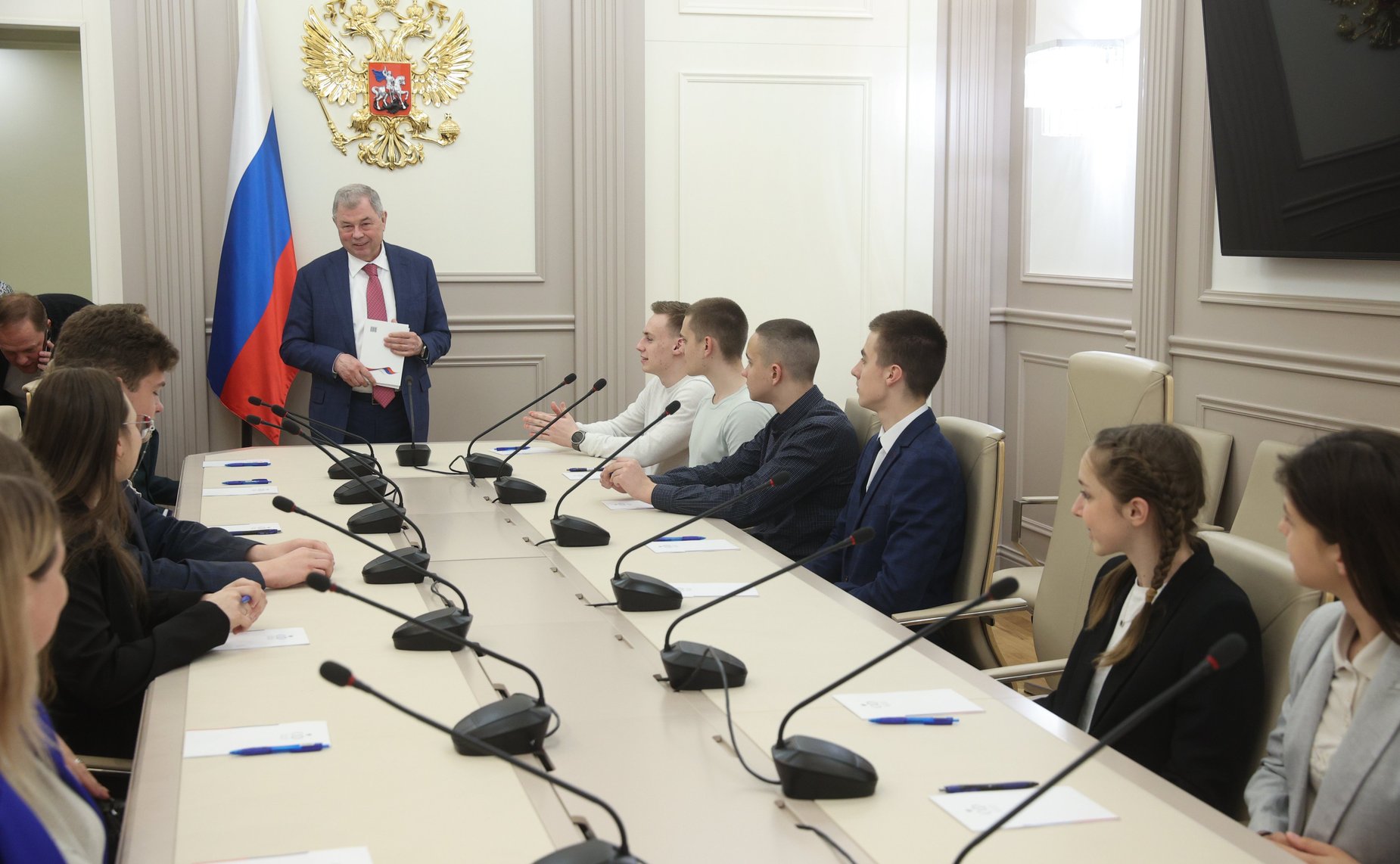 Анатолий Артамонов встретился в Совете Федерации со школьникам из Людиновского района Калужской области