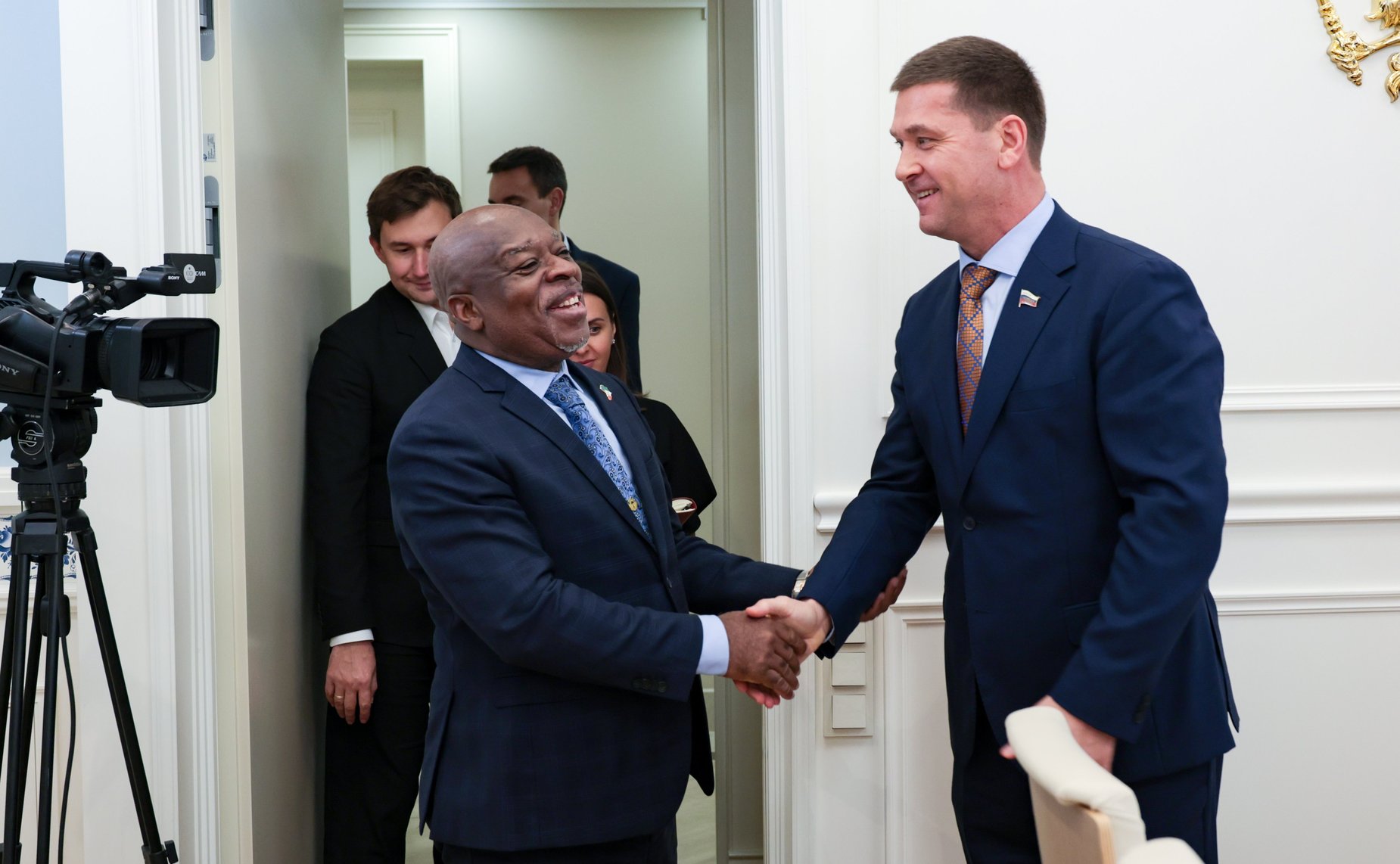 Встреча члена Комитета СФ по социальной политике .Андрея Чернышева с Чрезвычайным и Полномочным Послом Республики Экваториальная Гвинея в Российской Федерации Лусиано Айекабой