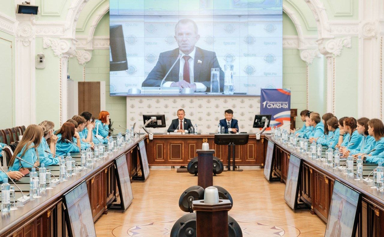 Владимир Кравченко встретился со школьниками, прибывшими в Томск из Луганской Народной Республики