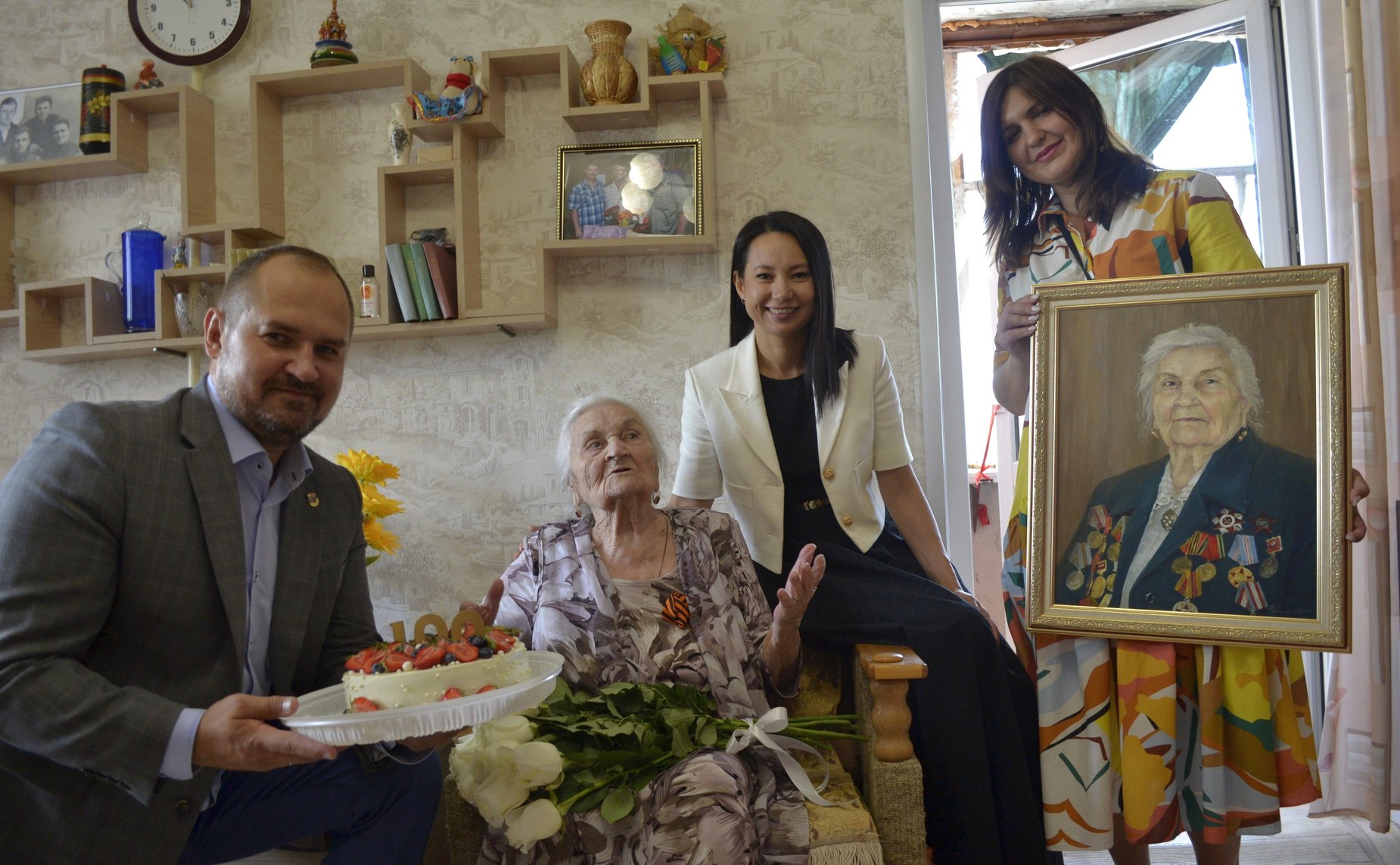 Сергей Мартынов поздравил со 100-летием жительницу Йошкар-Олы, ветерана Великой Отечественной войны