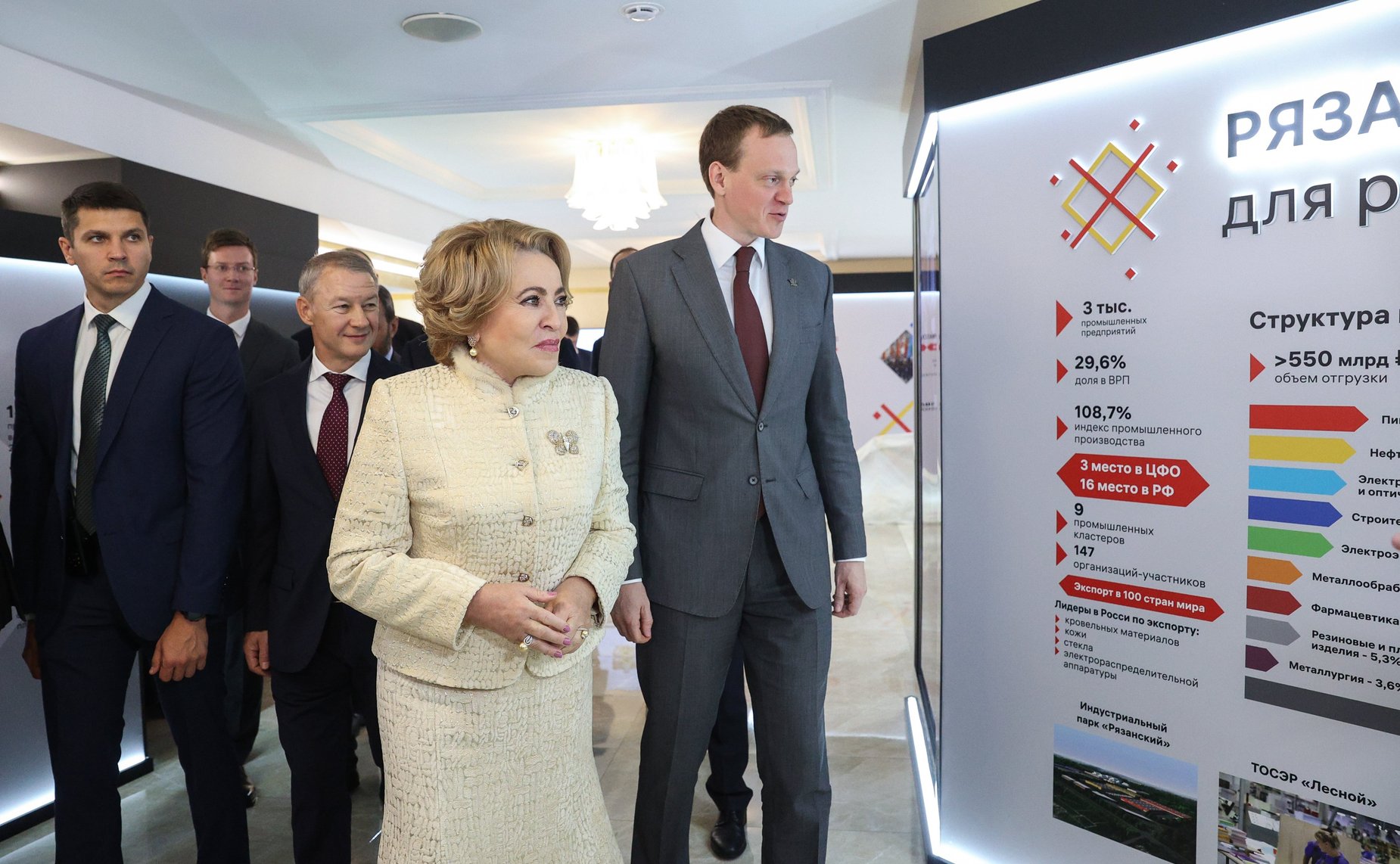 Валентина Матвиенко и Павел Малков осмотрели выставку, посвященную истории и перспективам развития Рязанской области