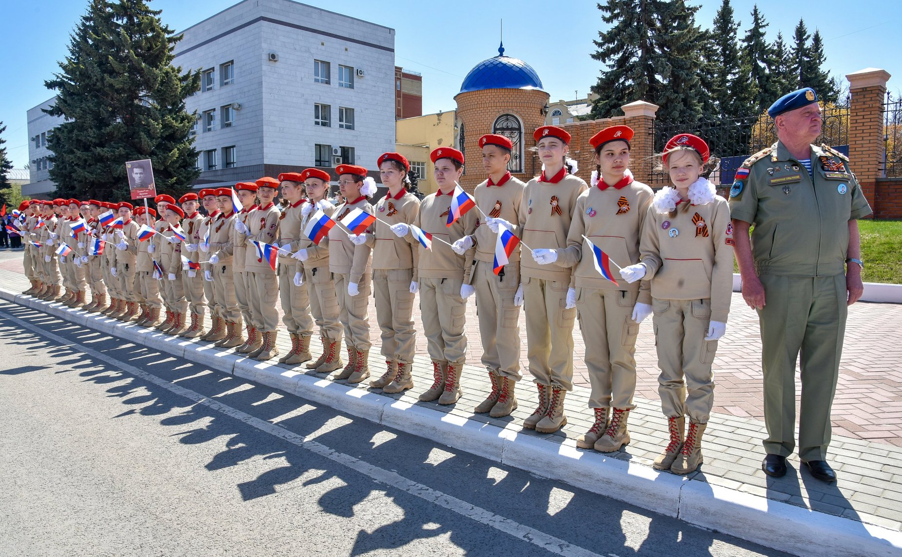 Военный парад в честь Дня Победы, с торжественным прохождением войск Йошкар-Олинского гарнизона и кадетов, проездом механизированной колонны техники ракетной дивизии