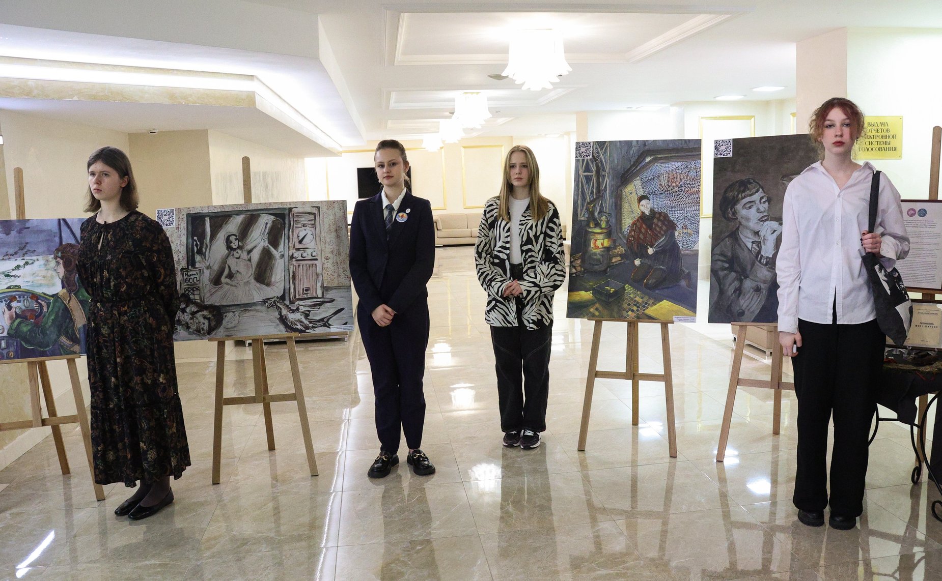 В Совете Федерации открылась выставка картин победителей конкурса детского рисунка, посвященного 80-летию прорыва блокады Ленинграда «Жизнь, деленная на граммы»