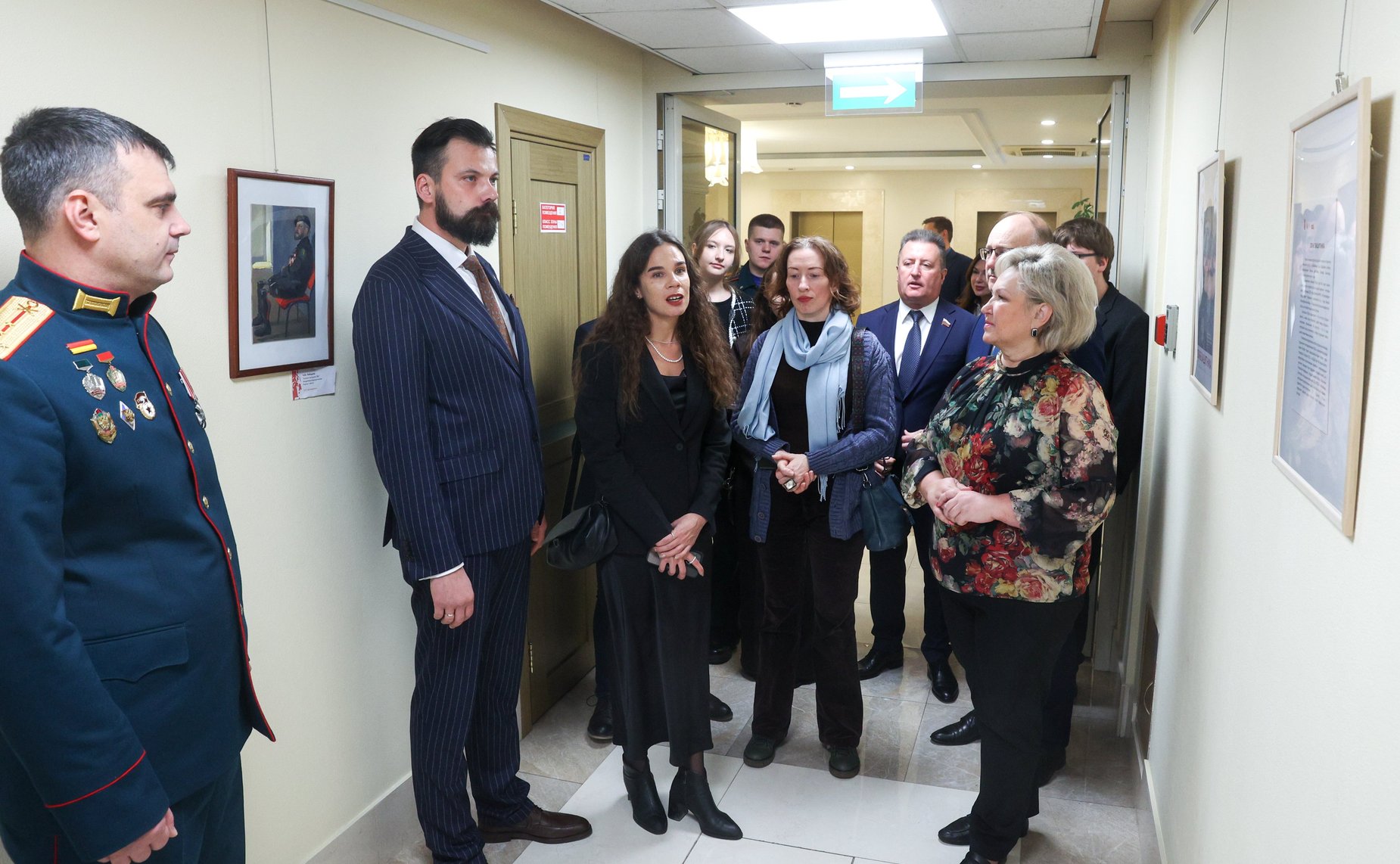 В Совете Федерации состоялось торжественное открытие выставки живописи и графики «Образ защитника»