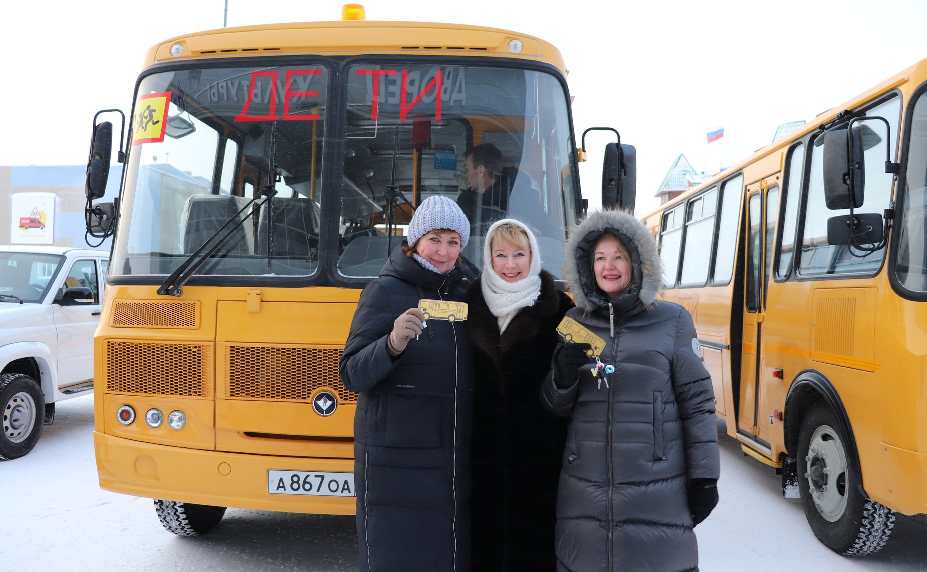 Римма Галушина приняла участие в передаче нового автотранспорта образовательным и медицинским организациям Ненецкого автономного округа