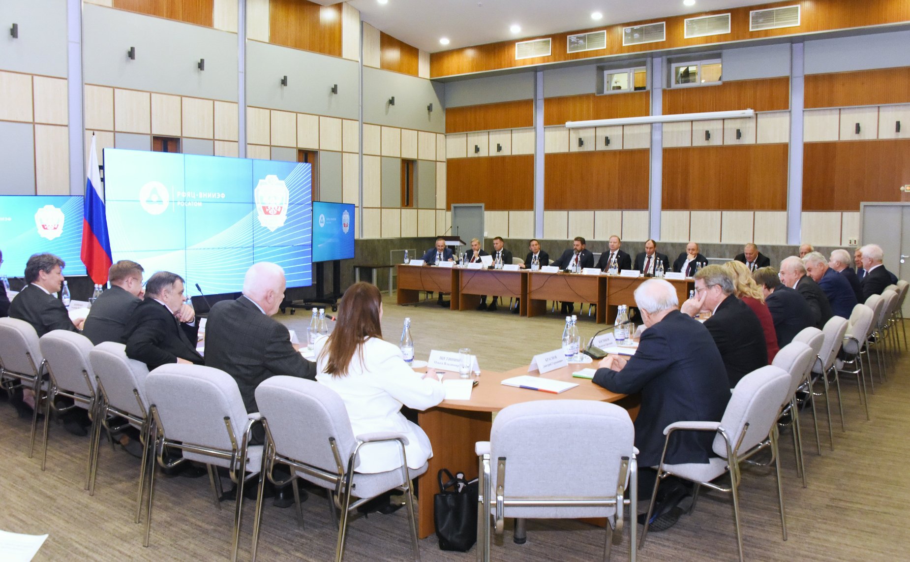 Сенаторы посетили российское государственное научное и производственное предприятие «Российский федеральный ядерный центр — Всероссийский научно-исследовательский институт экспериментальной физики» (РФЯЦ — ВНИИЭФ)