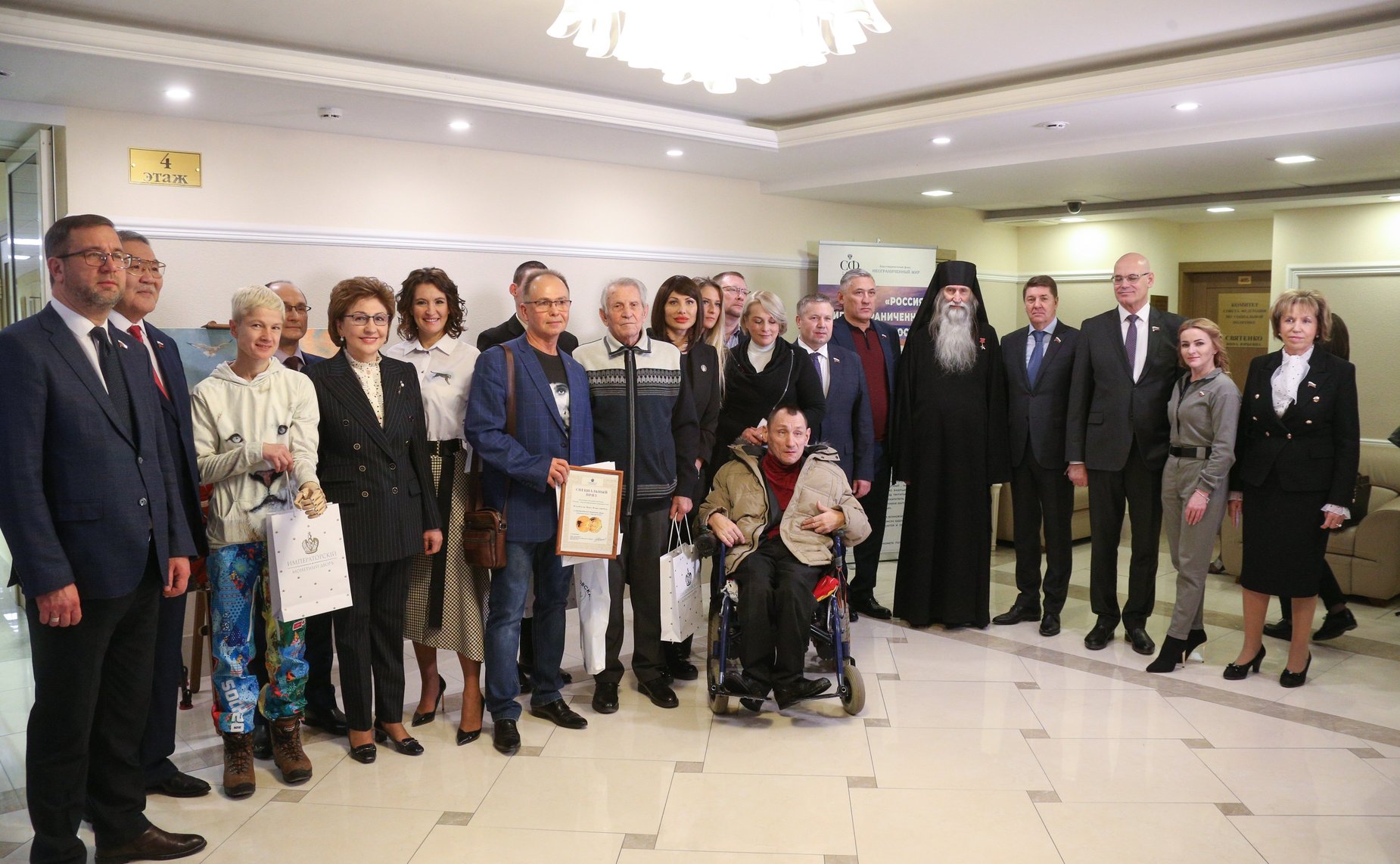 В преддверии Международного дня инвалидов в Совете Федерации открылась выставку картин «Россия – мир неограниченных возможностей»