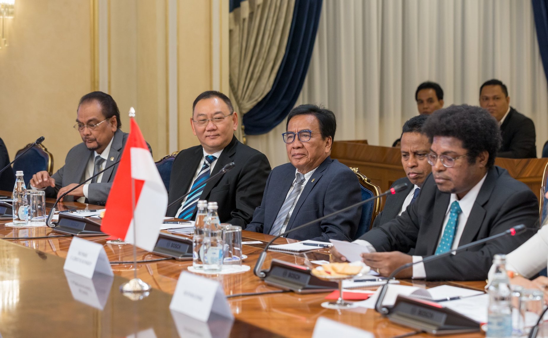 Встреча Вячеслава Тимченко с председателем Почетного собрания Совета представителей регионов Республики Индонезии Мервином Садипуном Комбером