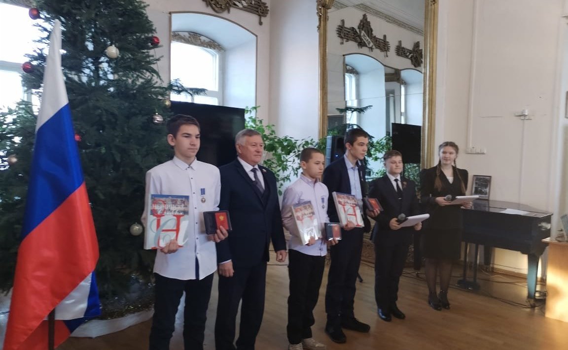 Сергей Михайлов вручил памятные медали Совета Федерации «За проявленное мужество» подросткам из города Нерчинск