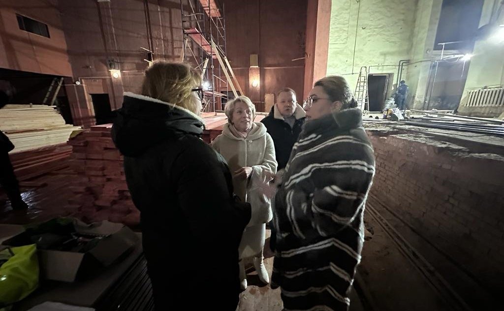 Елена Шумилова осмотрела ход ремонтных работ Дома культуры села Айкино Республики Коми