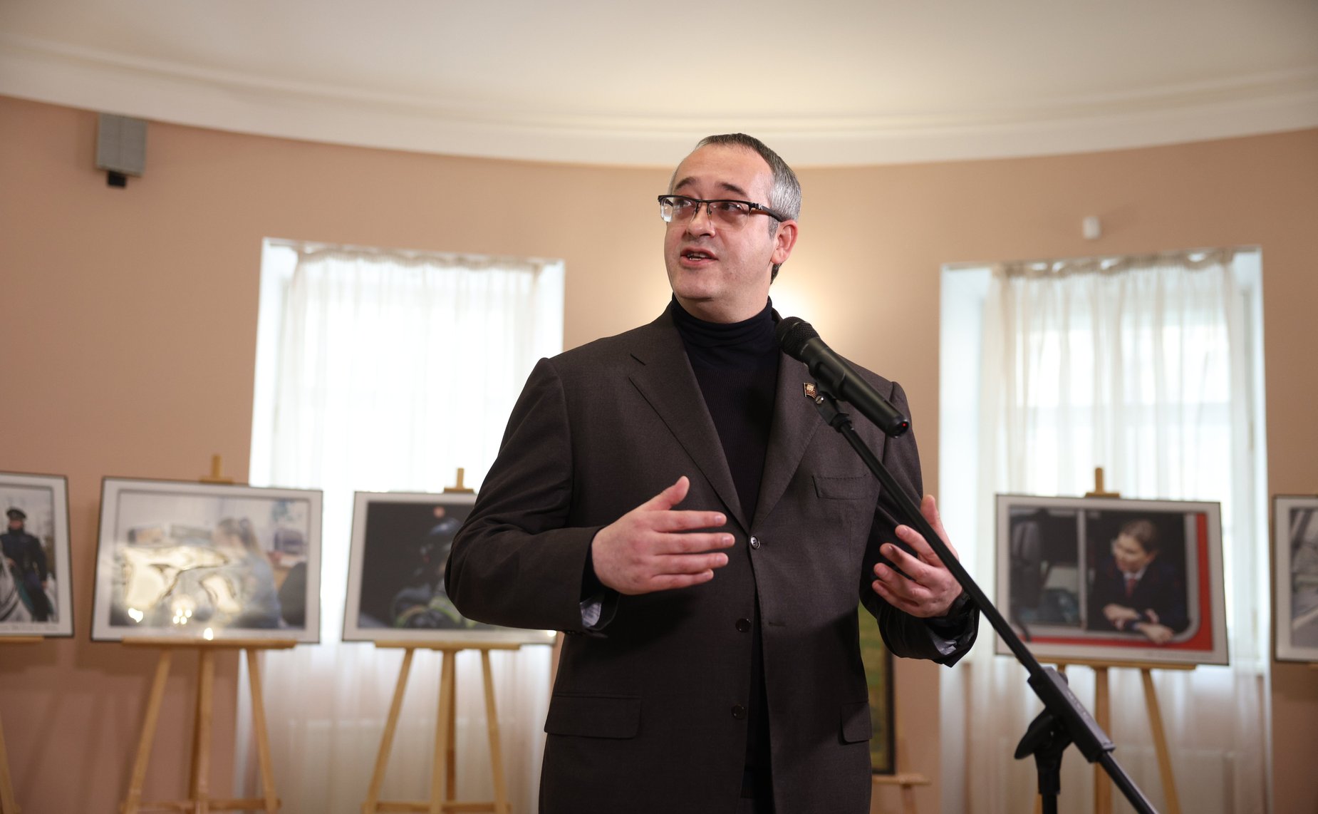 Инна Святенко в преддверии Дня защитника Отечества открыла в Московской городской Думе фотовыставку «Женщины в погонах»