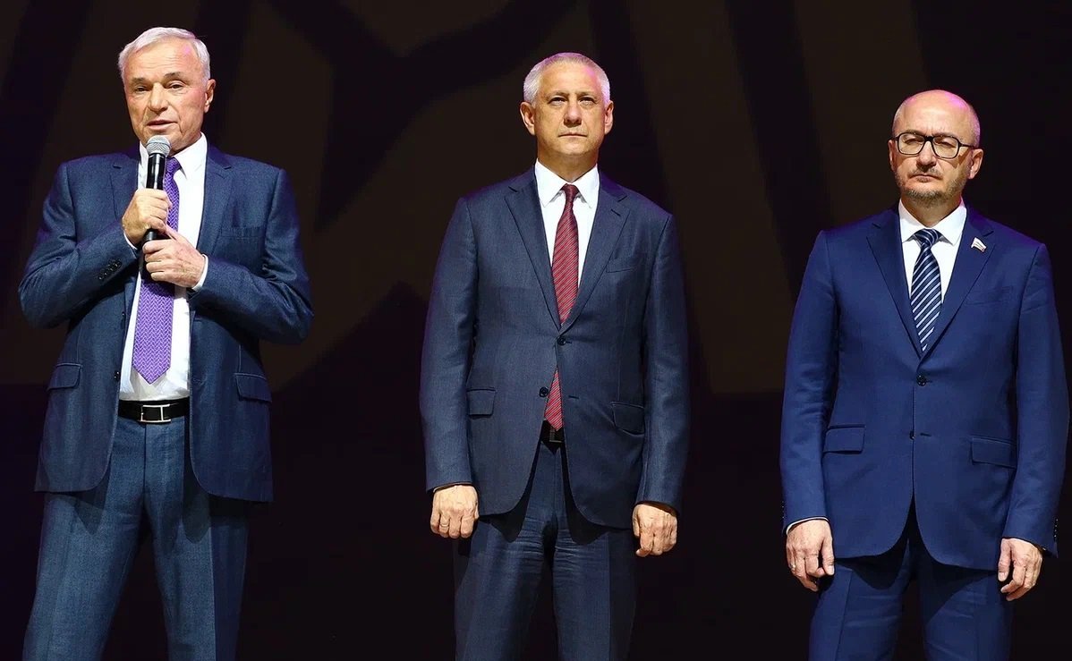 Олег Цепкин поздравил медицинских работников и ветеранов медсанчасти города Магнитогорска с юбилеем