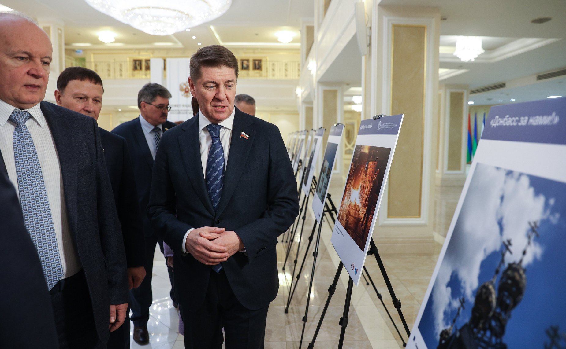 Андрей Шевченко открыл в Совете Федерации фотовыставку «Донбасс за нами»