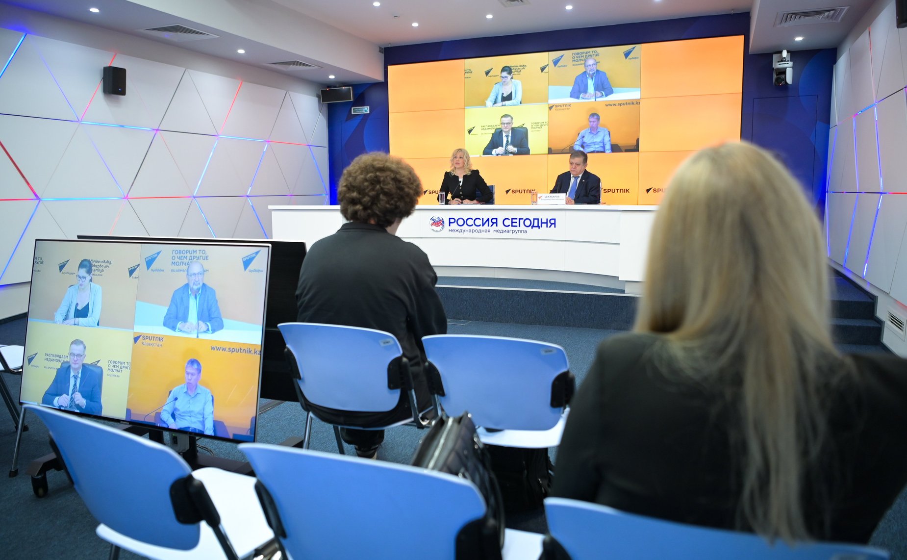 Видеомост с участием первого заместителя председателя Комитета СФ по международным делам Владимира Джабарова по актуальной международной повестке и вопросам сотрудничества России со странами ближнего зарубежья