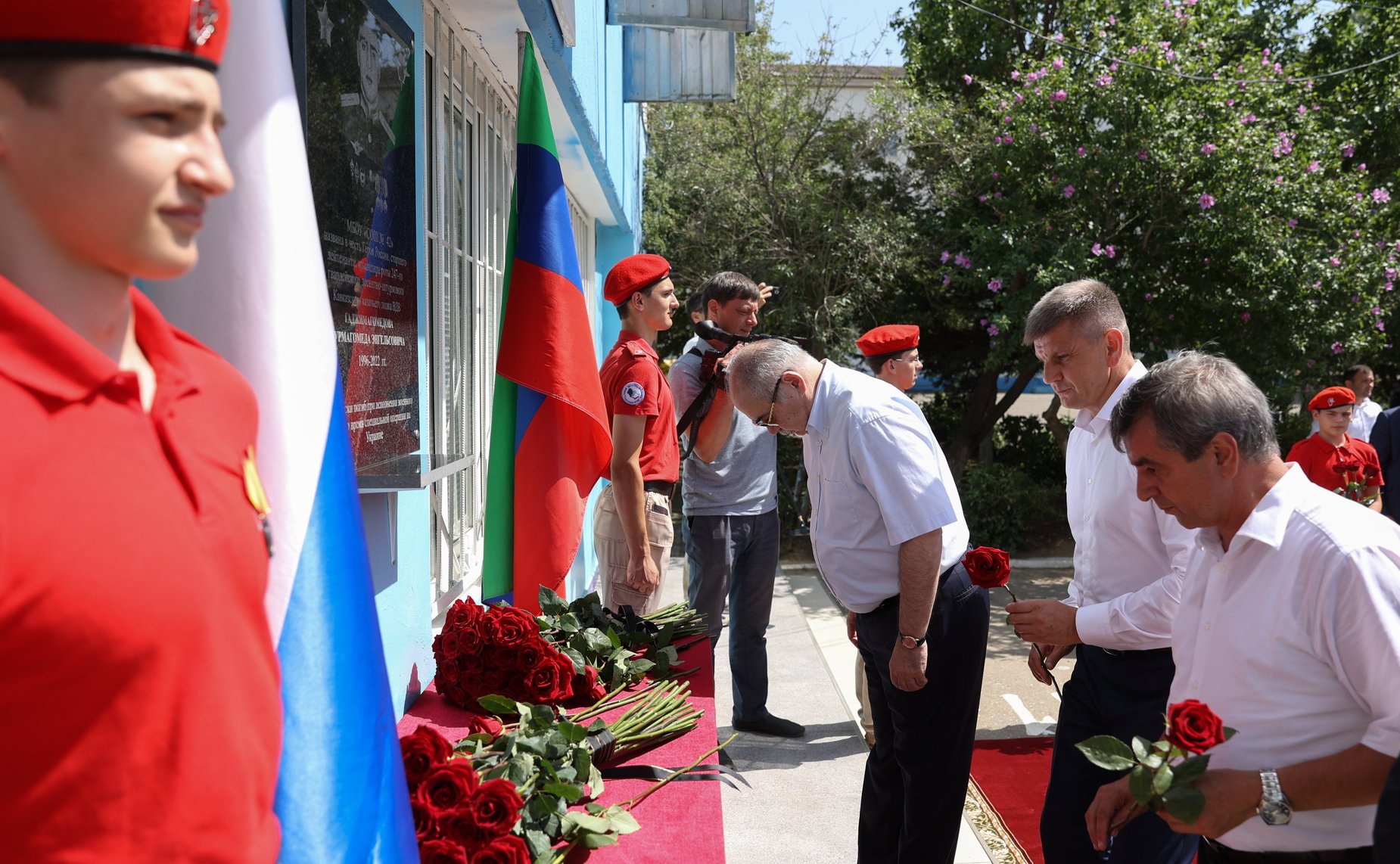Возложение цветов к мемориальной доске Героя России Нурмагомеда Гаджимагомедова