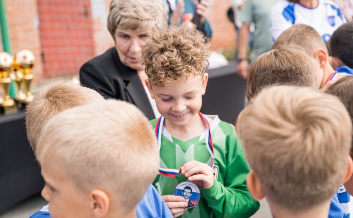 Маргарита Павлова вручила награды победителям IX юношеского турнира по футболу, посвященного памяти Героя России Евгения Родионова