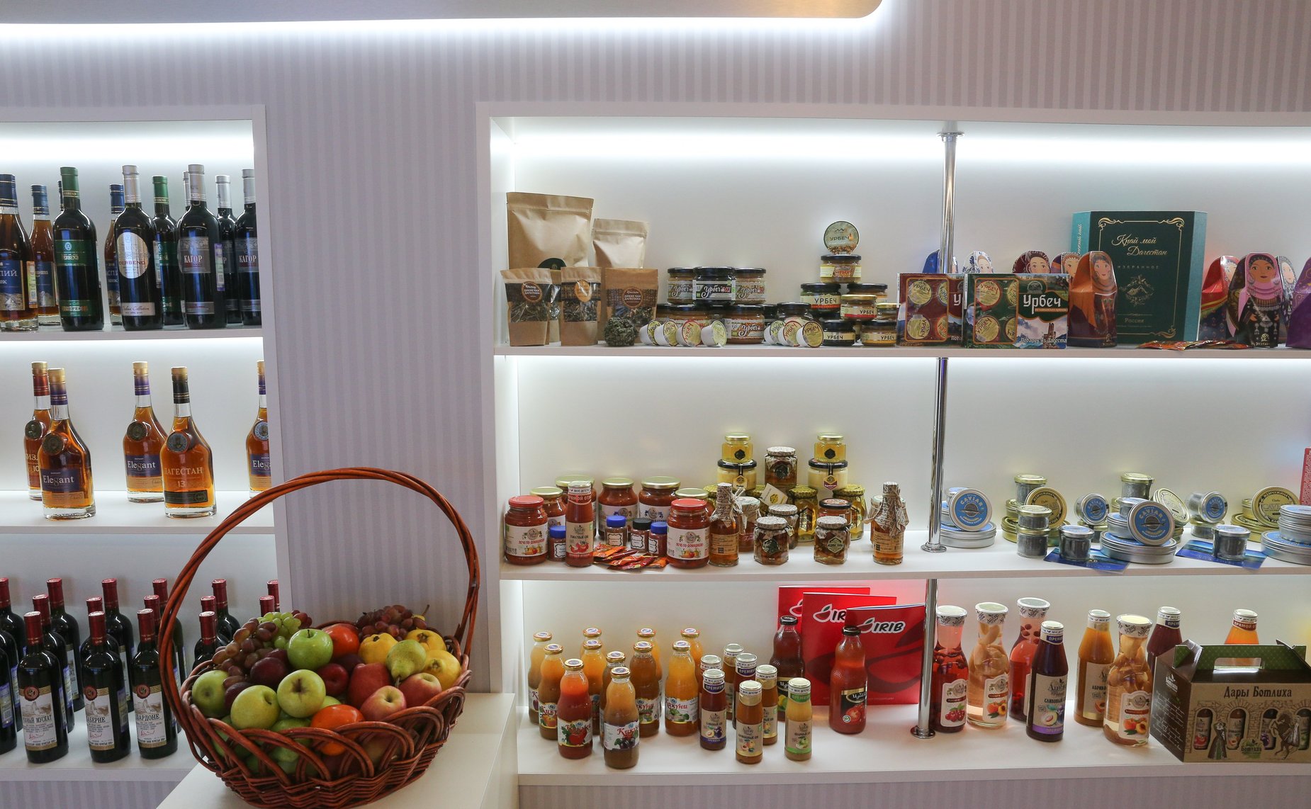 Валентина Матвиенко и Сергей Меликов посетили выставку, посвященную 100-летию Республики Дагестан