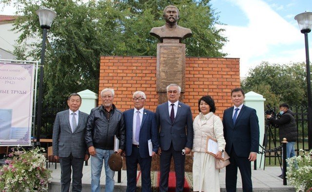 Баир Жамсуев в ходе своей рабочей поездки в регион, принял участие в торжественных церемониях открытия модельной библиотеки Агинского района и памятника ученому-востоковеду Цыбену Жамцарано