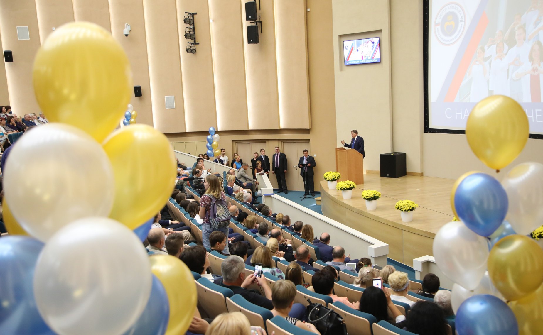 Церемония посвящения в студенты будущих врачей в Национальном медицинском исследовательском центре имени В.А. Алмазова в Санкт-Петербурге