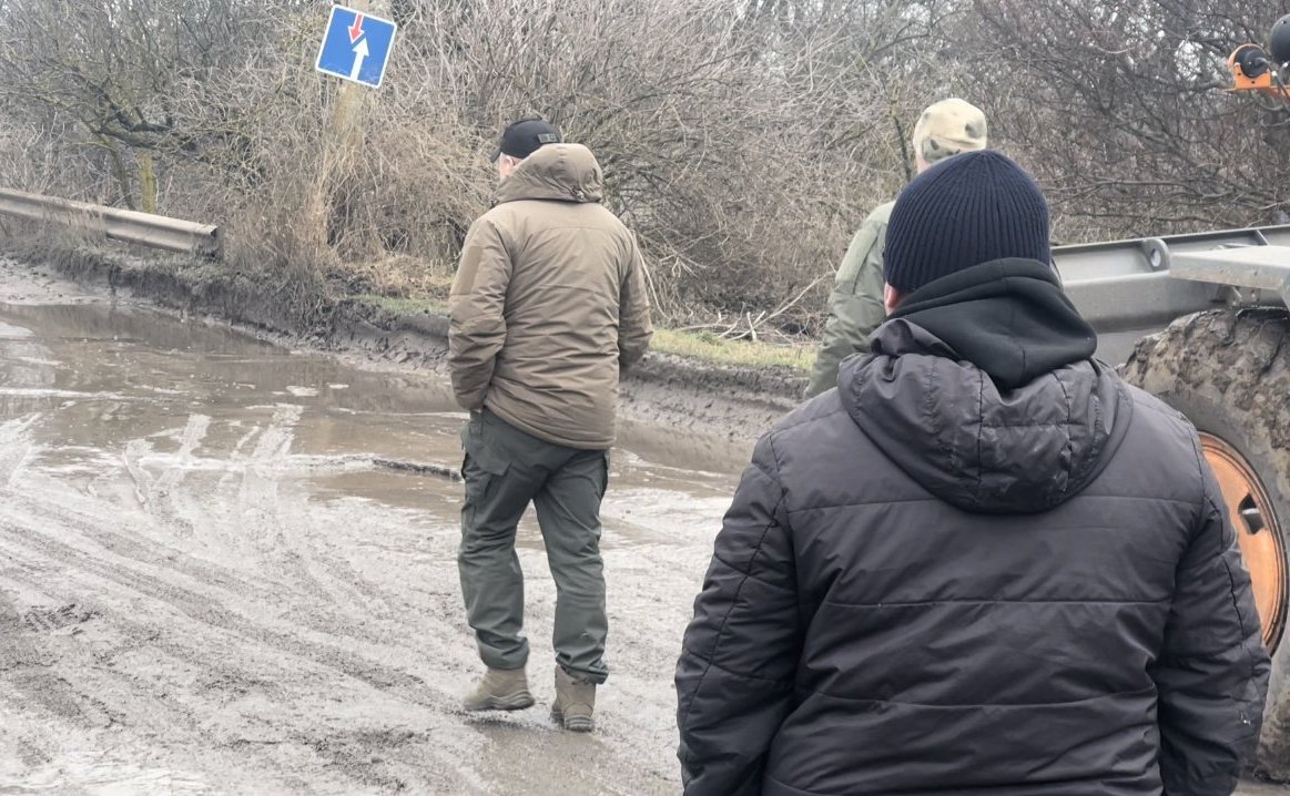 Игорь Кастюкевич ознакомился с ходом ремонтно-восстановительных работ двух мостов в Верхнерогачикском районе