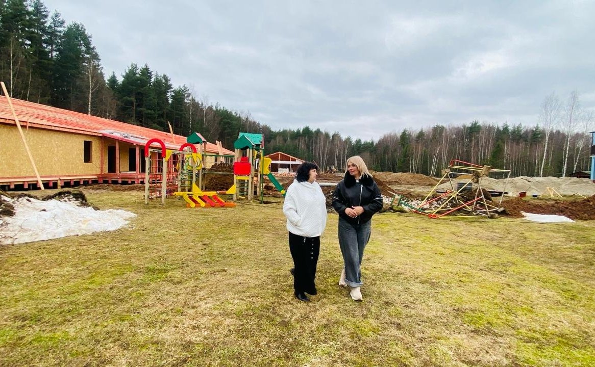 Наталия Косихина и Александр Русаков в ходе поездки в регион проверили ход строительства быстровозводимых корпусов и благоустройства территории в детском оздоровительно-образовательном центре имени А. Матросова