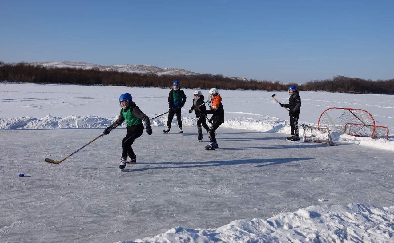 Сергей Михайлов принял участие в открытии хоккейного турнира «Люблю маму, папу и хоккей» в селе Заречный Нерчинского района