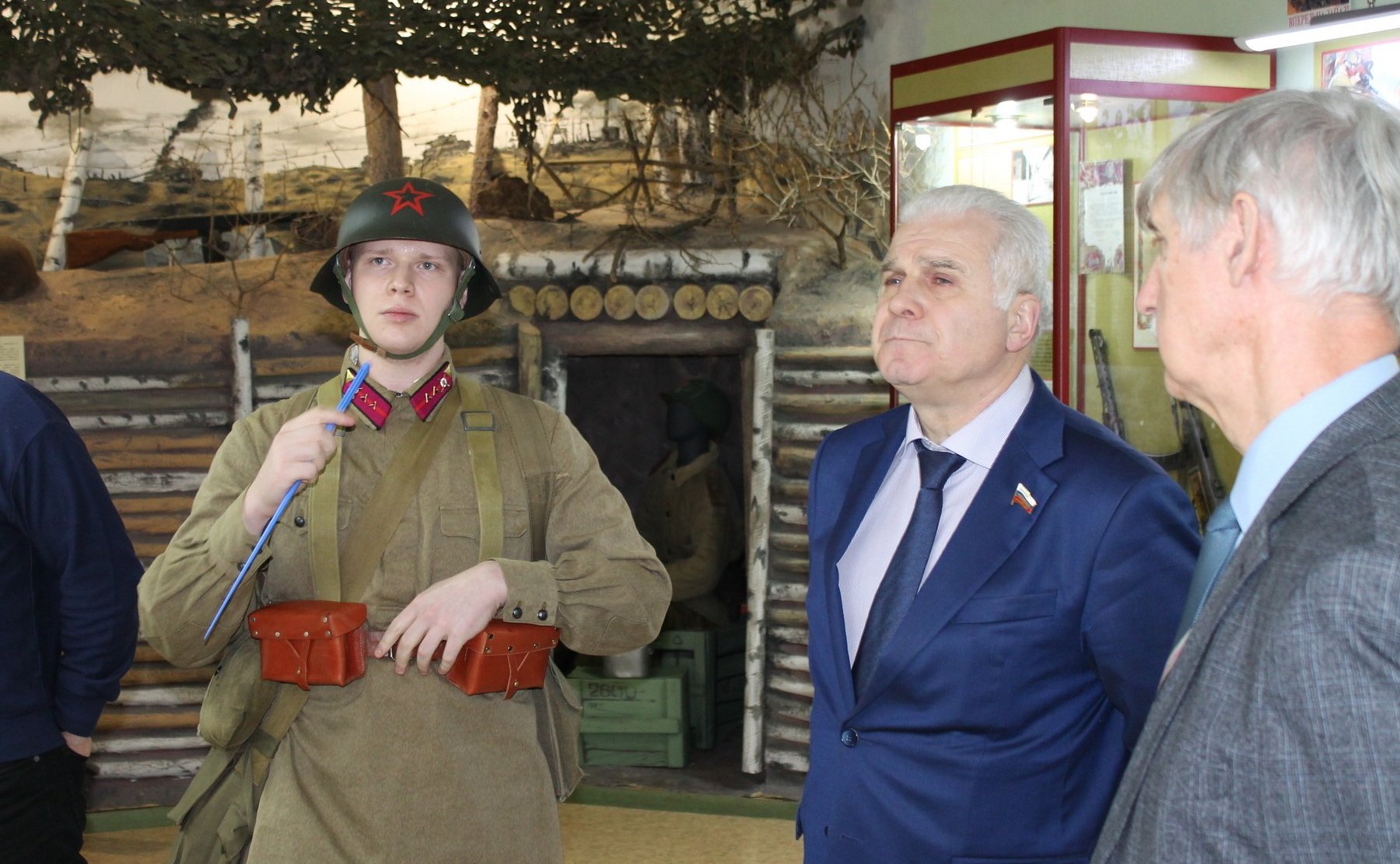 Сергей Мартынов осмотрел в Республике Марий Эл выставку, посвященную воинам-героям