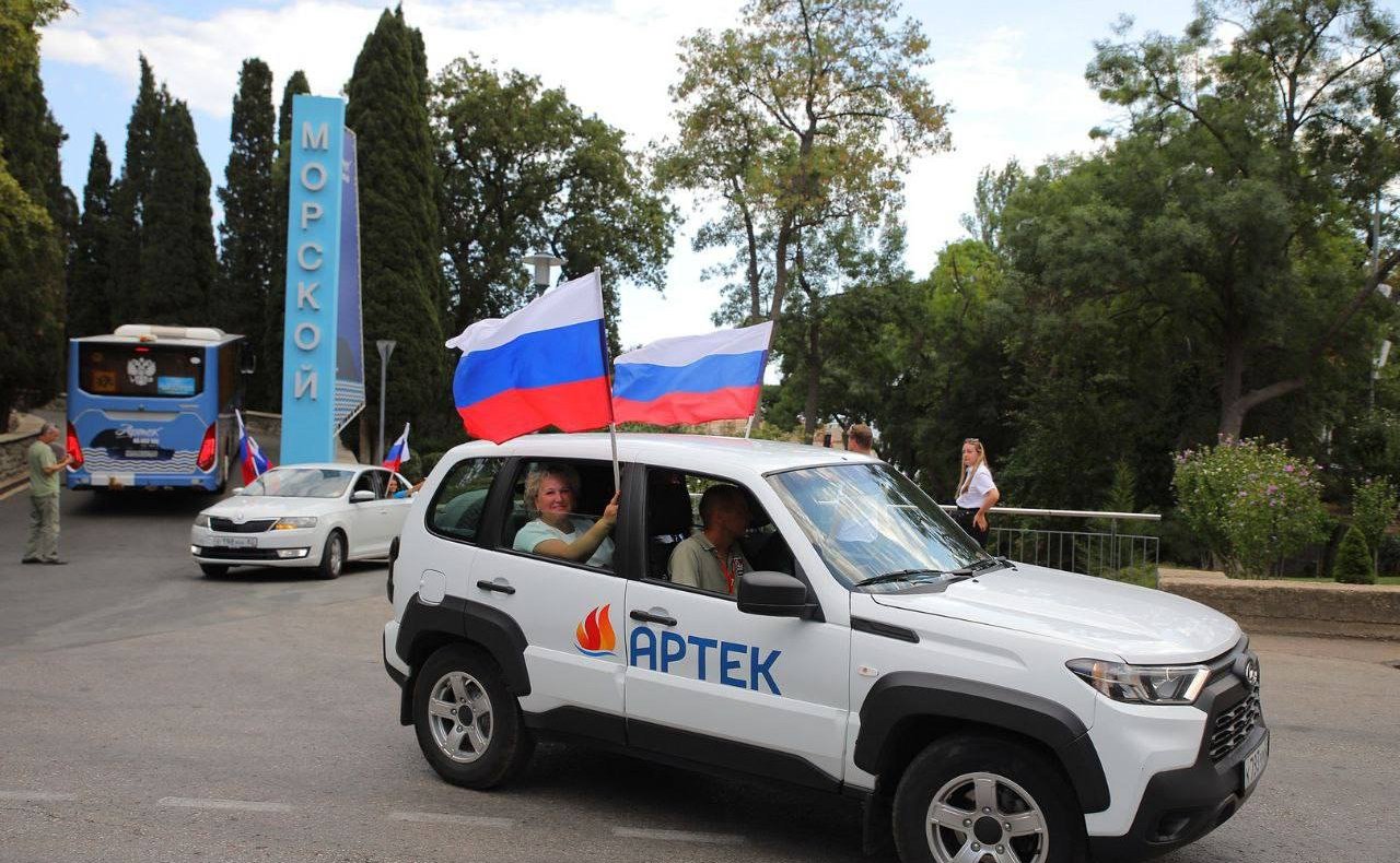 Елена Писарева в «Артеке» дала старт автопробегу