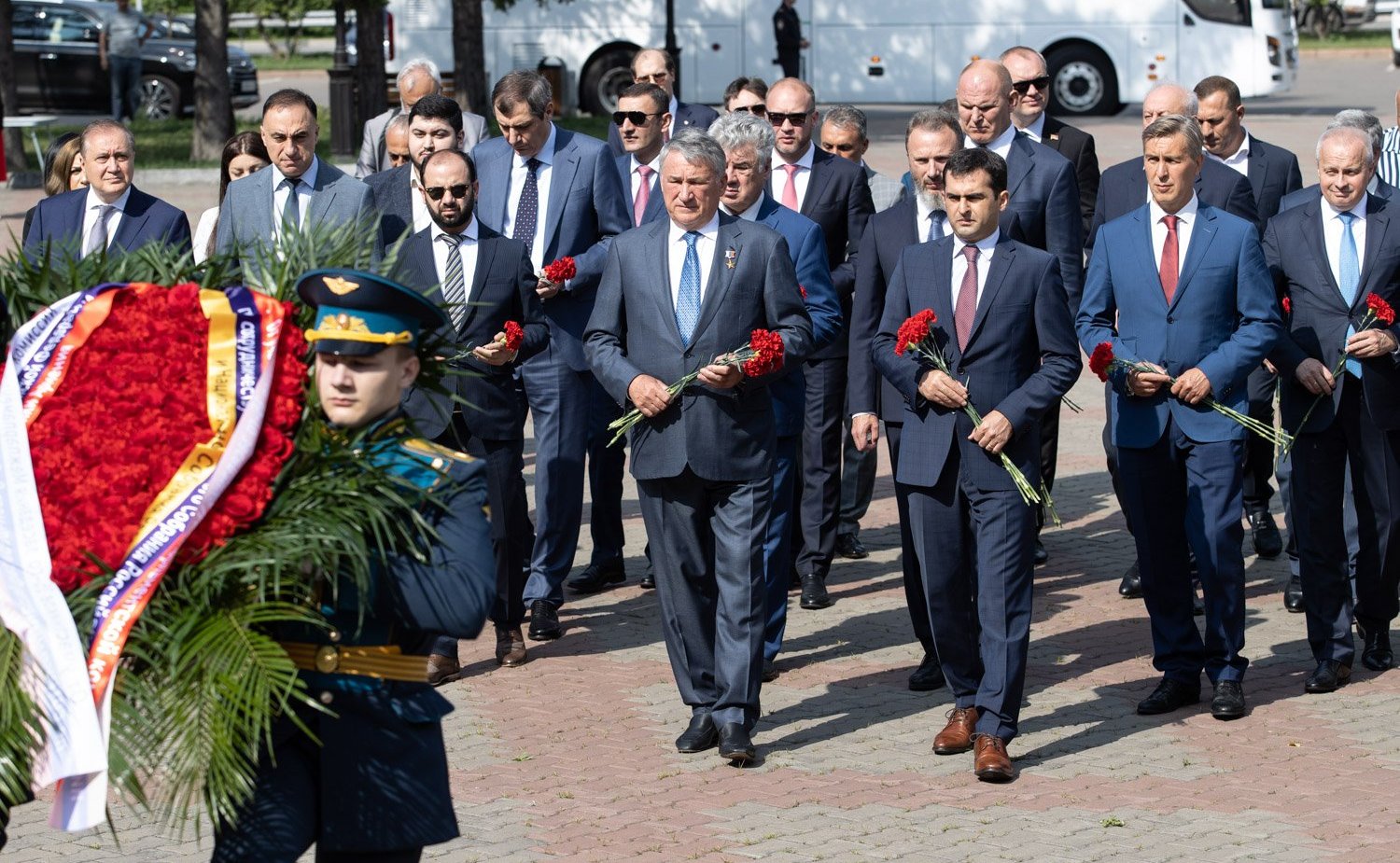 Члены парламентских делегаций России и Армении приняли участие в церемонии возложения цветов к Вечному огню на мемориале Победы