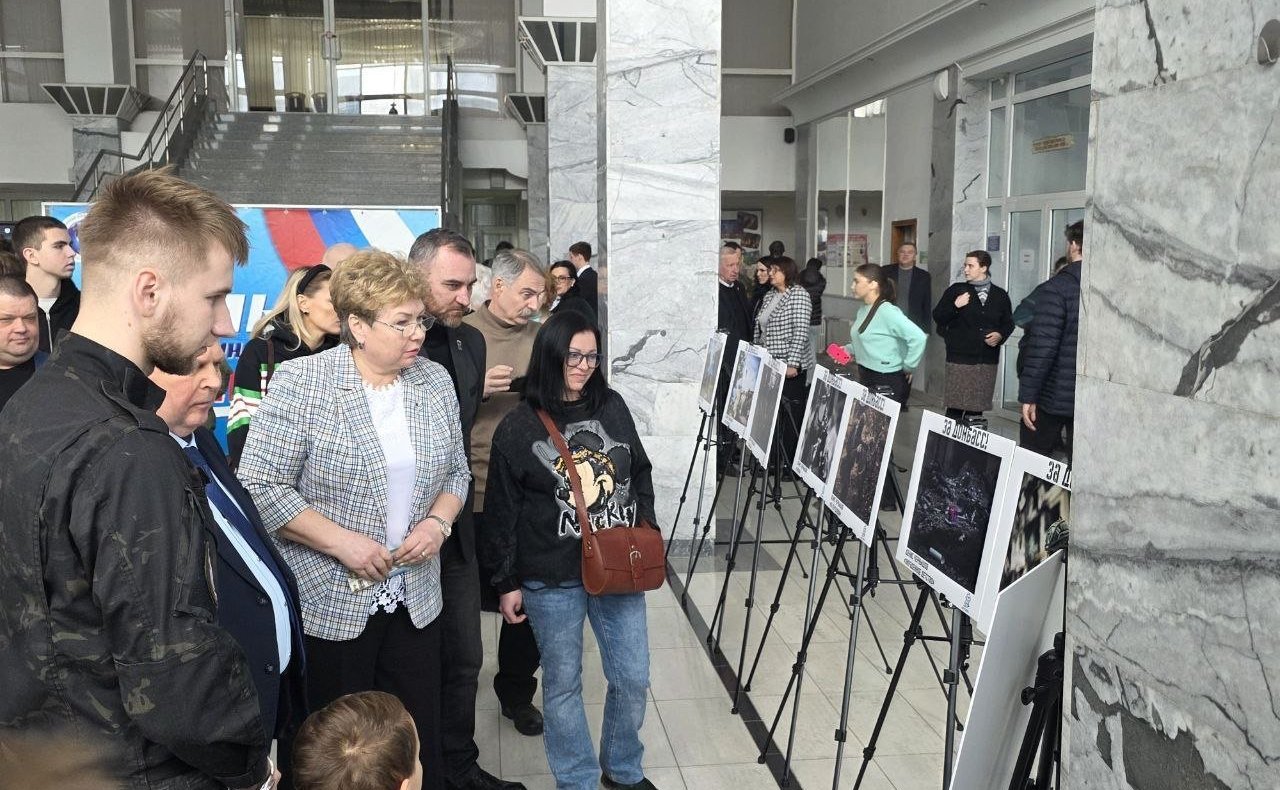 Ольга Бас в ходе поездки в регион приняла участие в открытии фотовыставки «За Донбасс»