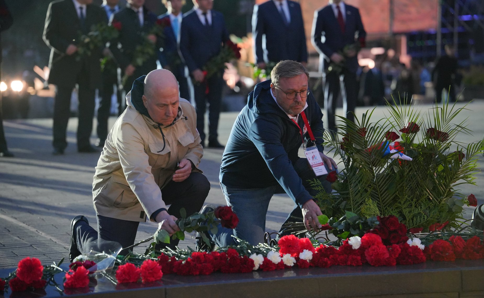 Возложение цветов к Вечному огню на территории мемориального комплекса «Брестская крепость-герой» (фото Фонд «Культурное пространство»)